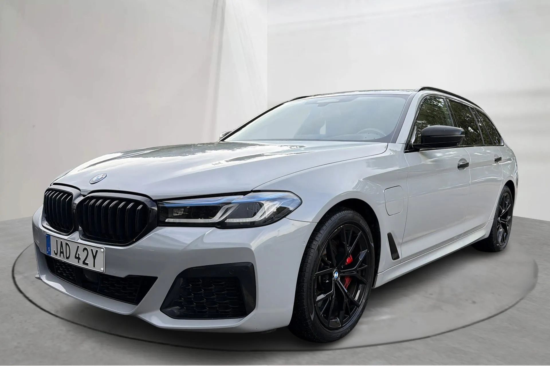 Presentation photo 1 of 18: BMW 530e xDrive Touring, G31 12kWh LCI (292hk) - 79 170 km - Automatic - gray - 2023