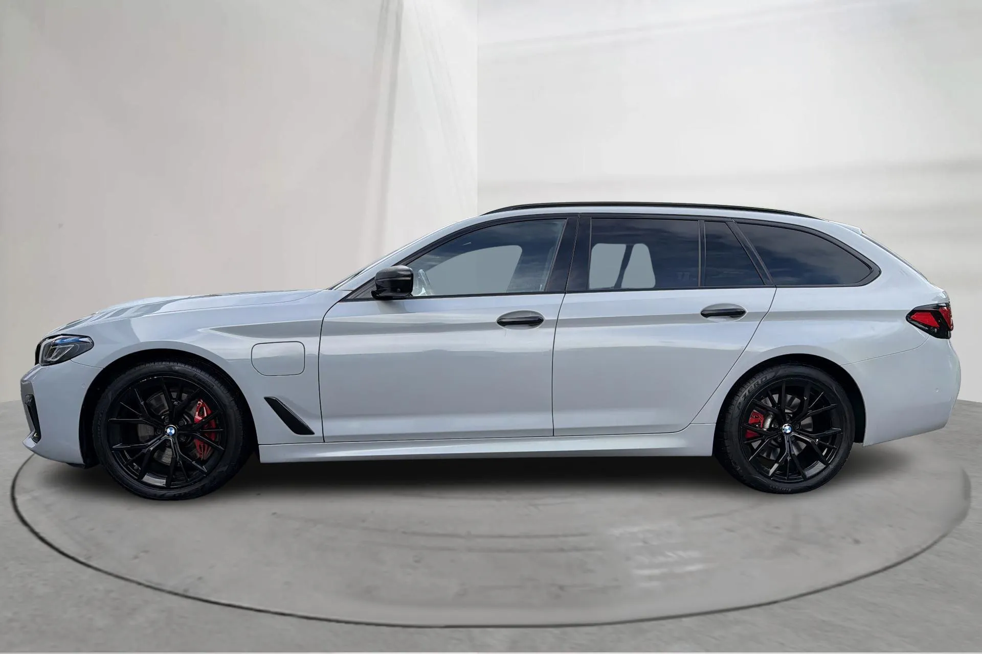 Presentation photo 2 of 18: BMW 530e xDrive Touring, G31 12kWh LCI (292hk) - 79 170 km - Automatic - gray - 2023