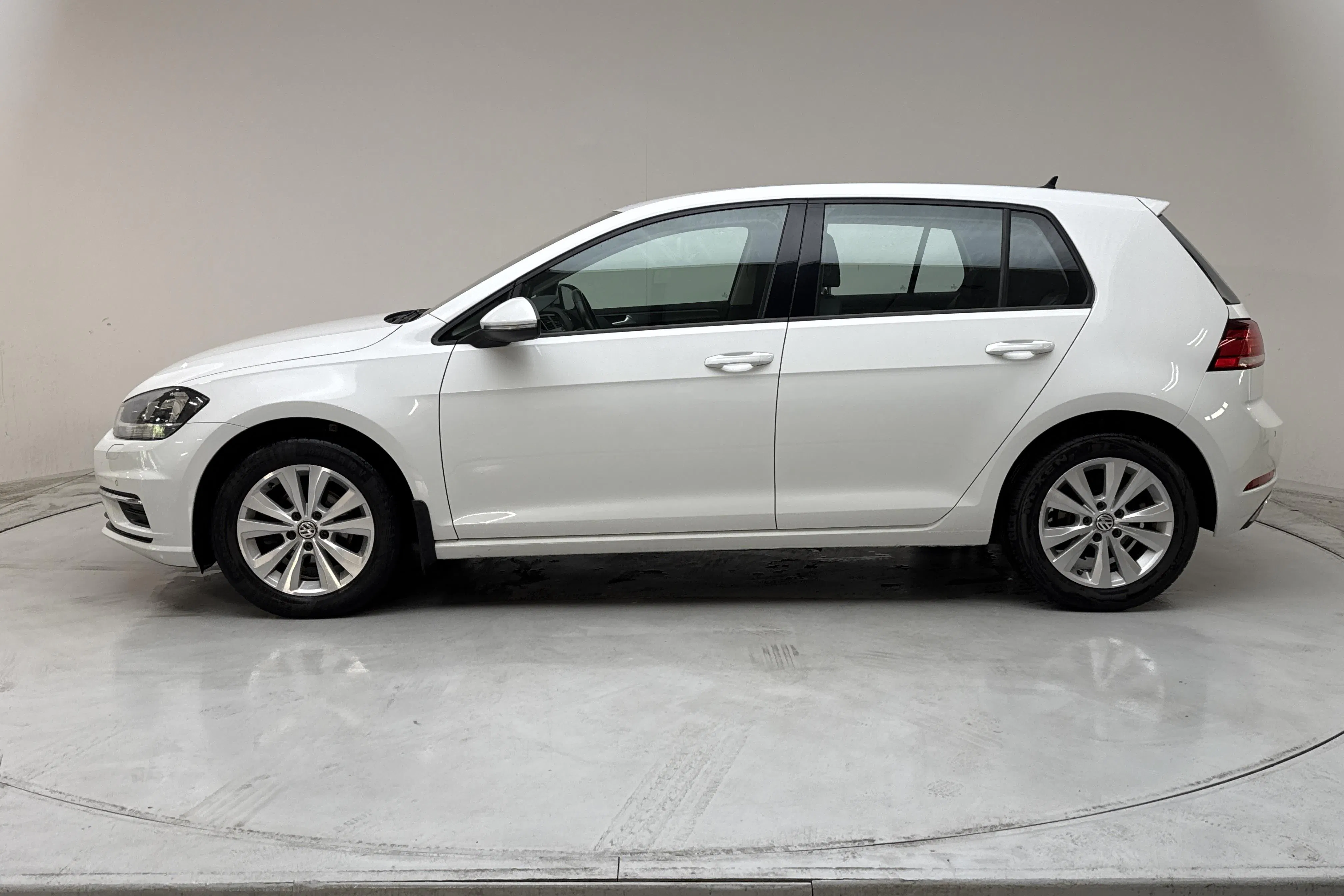 Presentationsfoto 2 av 14: VW Golf VII 1.0 TSI 5dr (115hk) - 8 977 mil - Manuell - vit - 2020