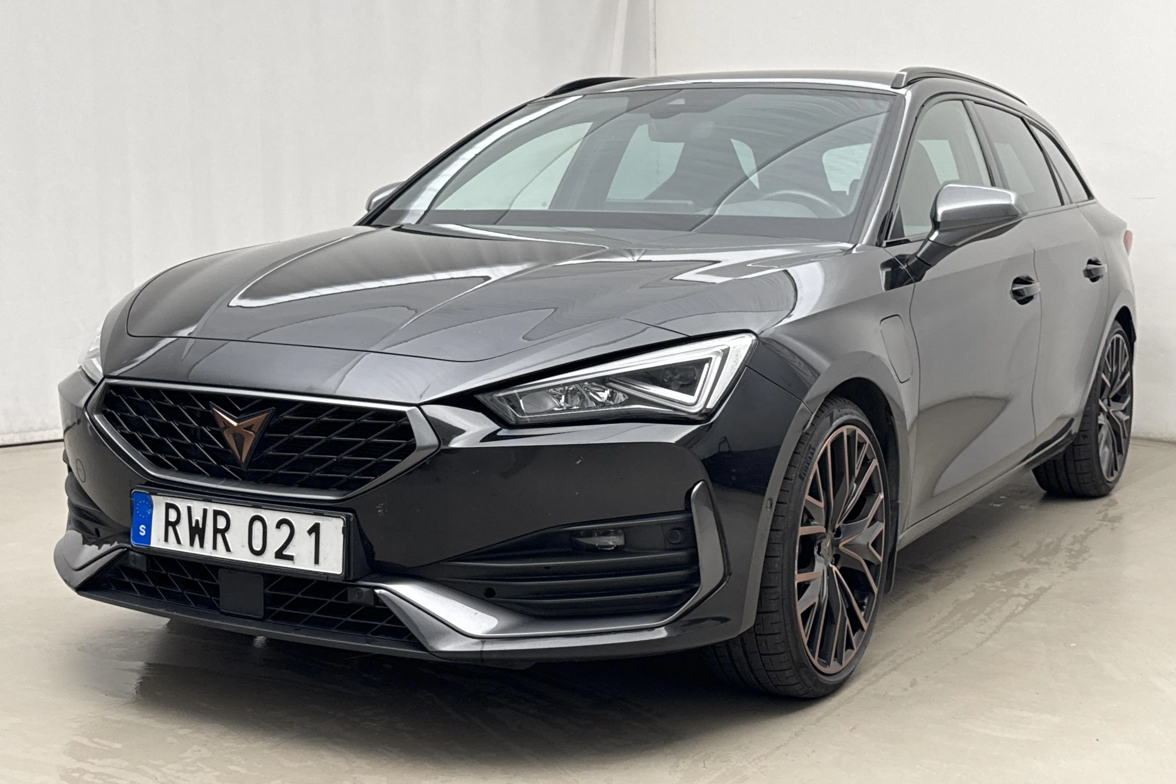 Presentationsfoto 1 av 21: Cupra Leon VZ 1.4 e-HYBRID Sportstourer (245hk) - 7 525 mil - Automat - svart - 2024
