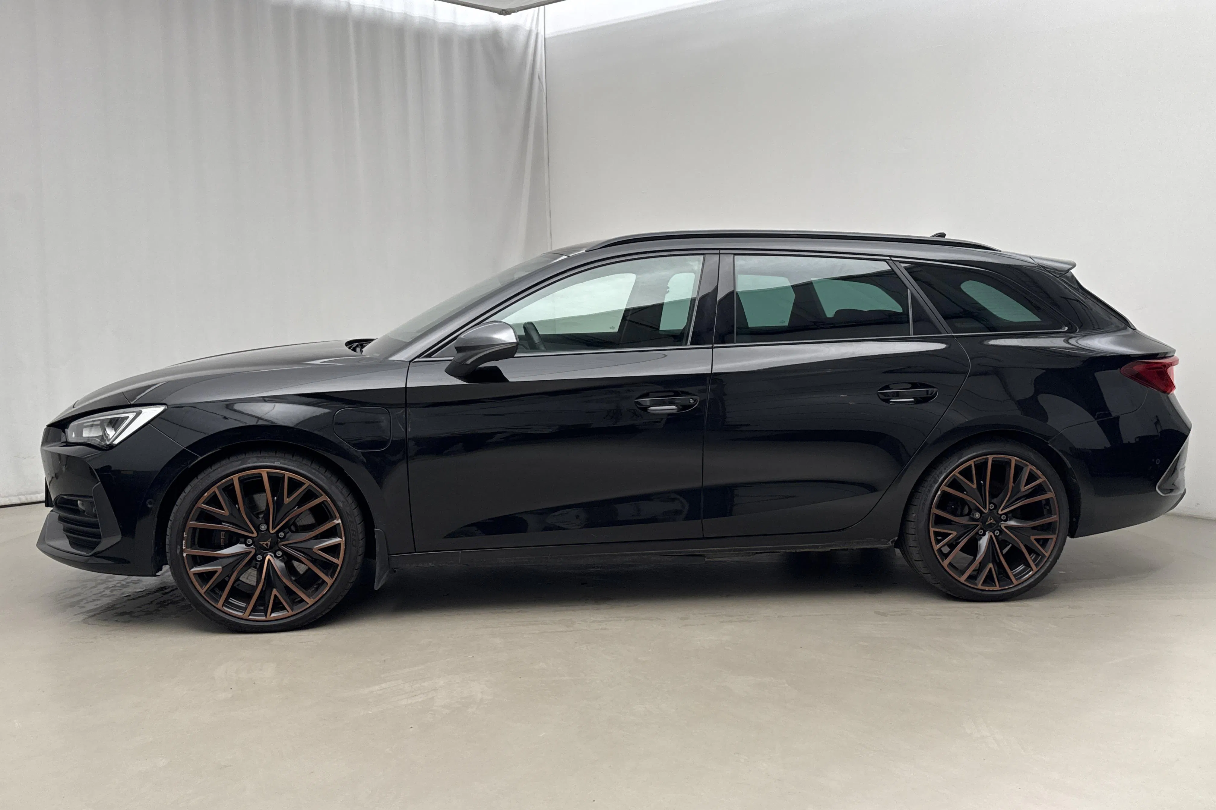 Presentationsfoto 2 av 21: Cupra Leon VZ 1.4 e-HYBRID Sportstourer (245hk) - 7 525 mil - Automat - svart - 2024