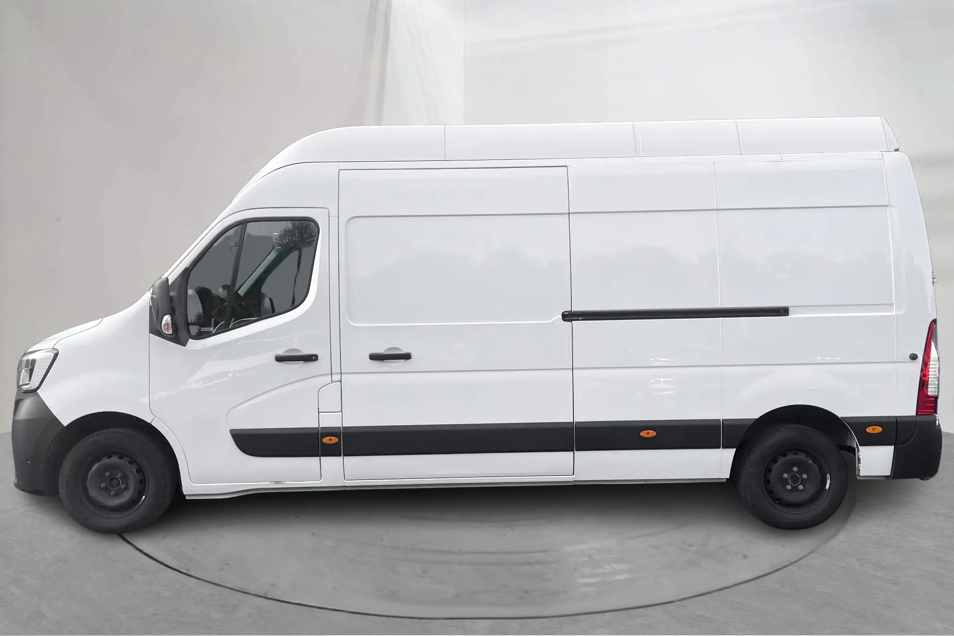 Presentation photo 2 of 14: Renault Master 2.3 dCi FAP 2WD (180hk) - 160 910 km - Automatic - white - 2023