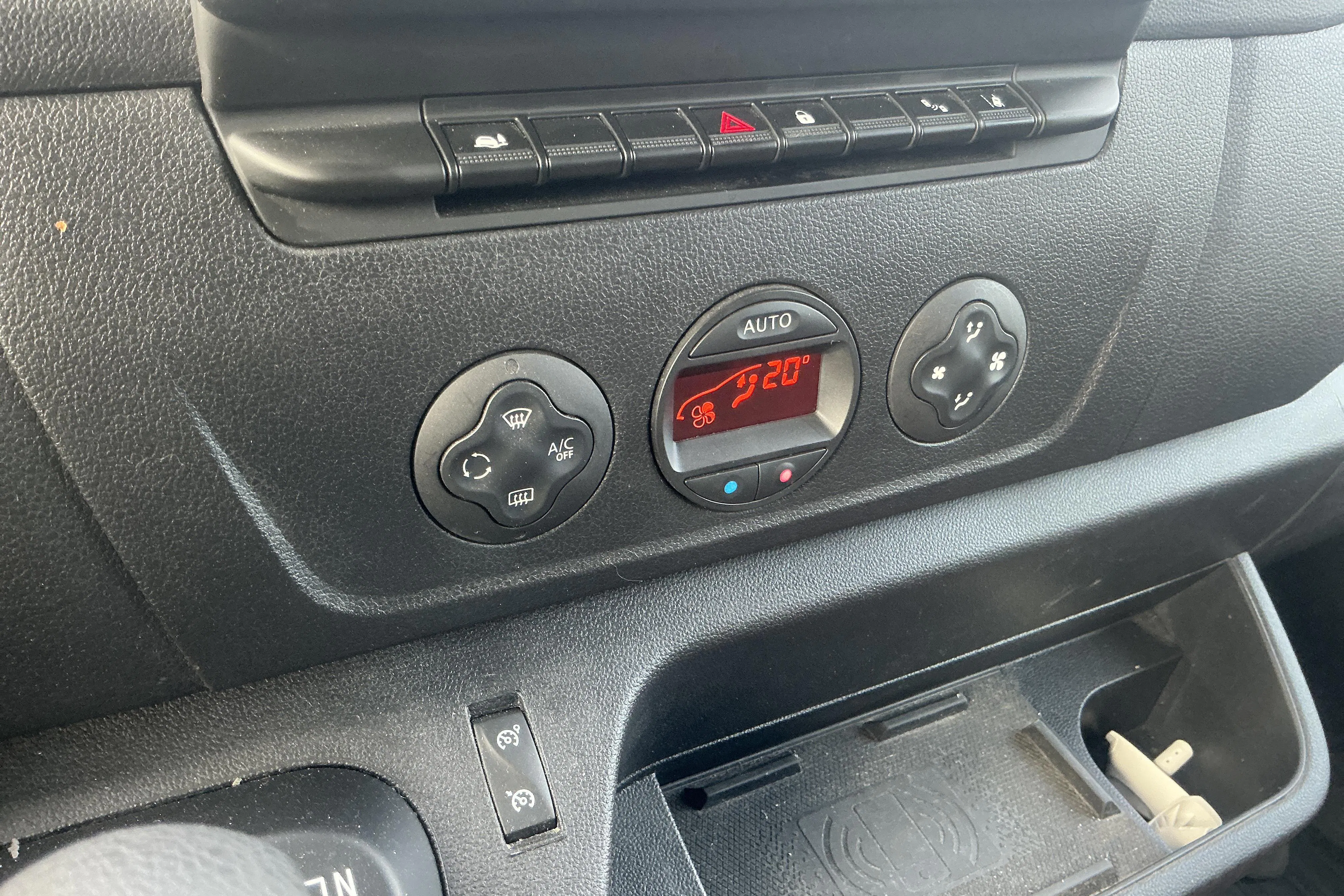 Presentation photo 14 of 14: Renault Master 2.3 dCi FAP 2WD (180hk) - 160 910 km - Automatic - white - 2023