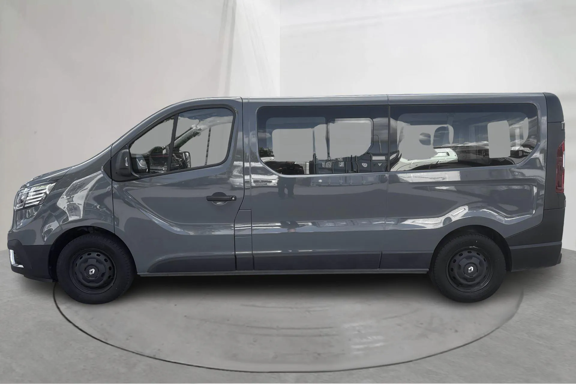 Presentationsfoto 2 av 13: Renault Trafic 2.0 dCi (150hk) - 5 969 mil - Manuell - grå - 2024