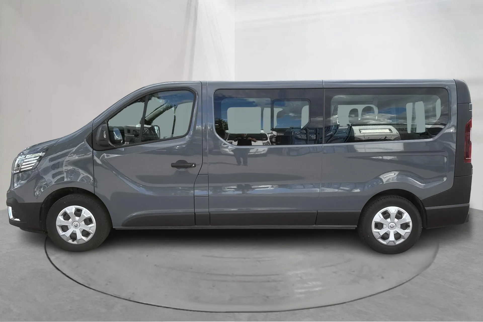 Presentationsfoto 2 av 13: Renault Trafic 2.0 dCi (150hk) - 5 649 mil - Manuell - grå - 2024