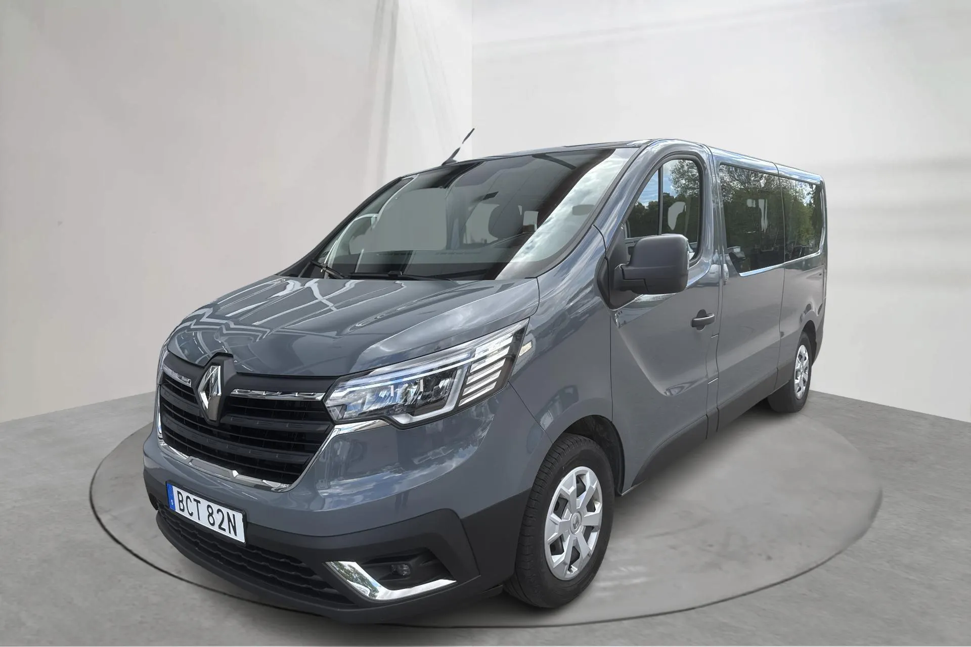 Presentationsfoto 1 av 13: Renault Trafic 2.0 dCi (150hk) - 5 649 mil - Manuell - grå - 2024