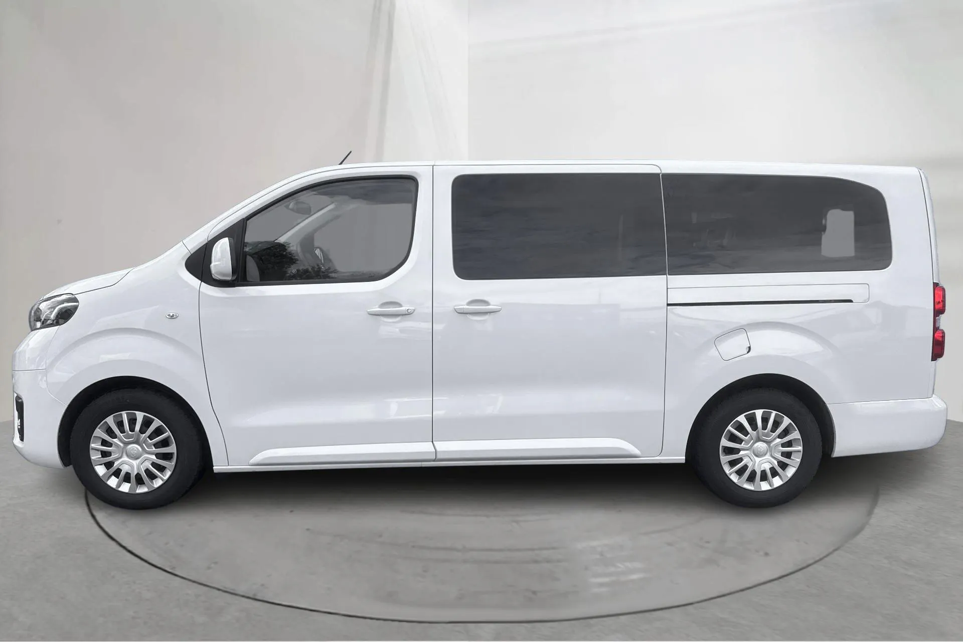 Presentationsfoto 2 av 13: Toyota PROACE Verso 2.0D (140hk) - 5 151 mil - Manuell - vit - 2024