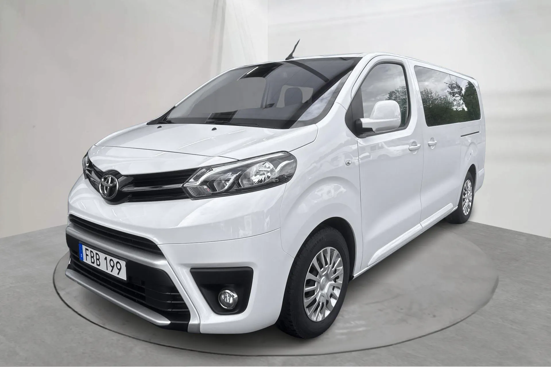 Presentationsfoto 1 av 13: Toyota PROACE Verso 2.0D (140hk) - 5 151 mil - Manuell - vit - 2024