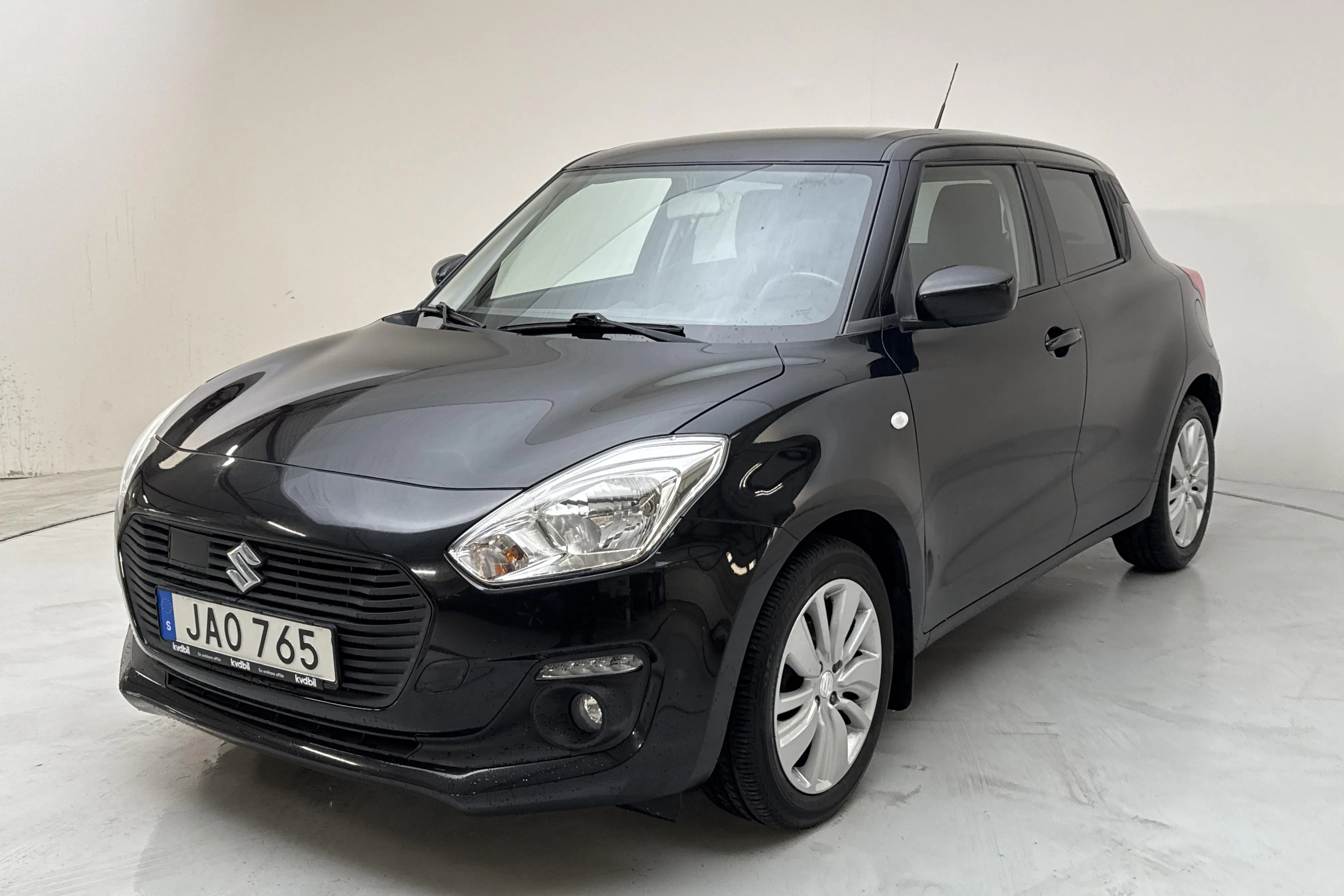 Presentation photo 1 of 12: Suzuki Swift 1.2 SHVS 5dr (90hk) - 75 030 km - Manual - black - 2020