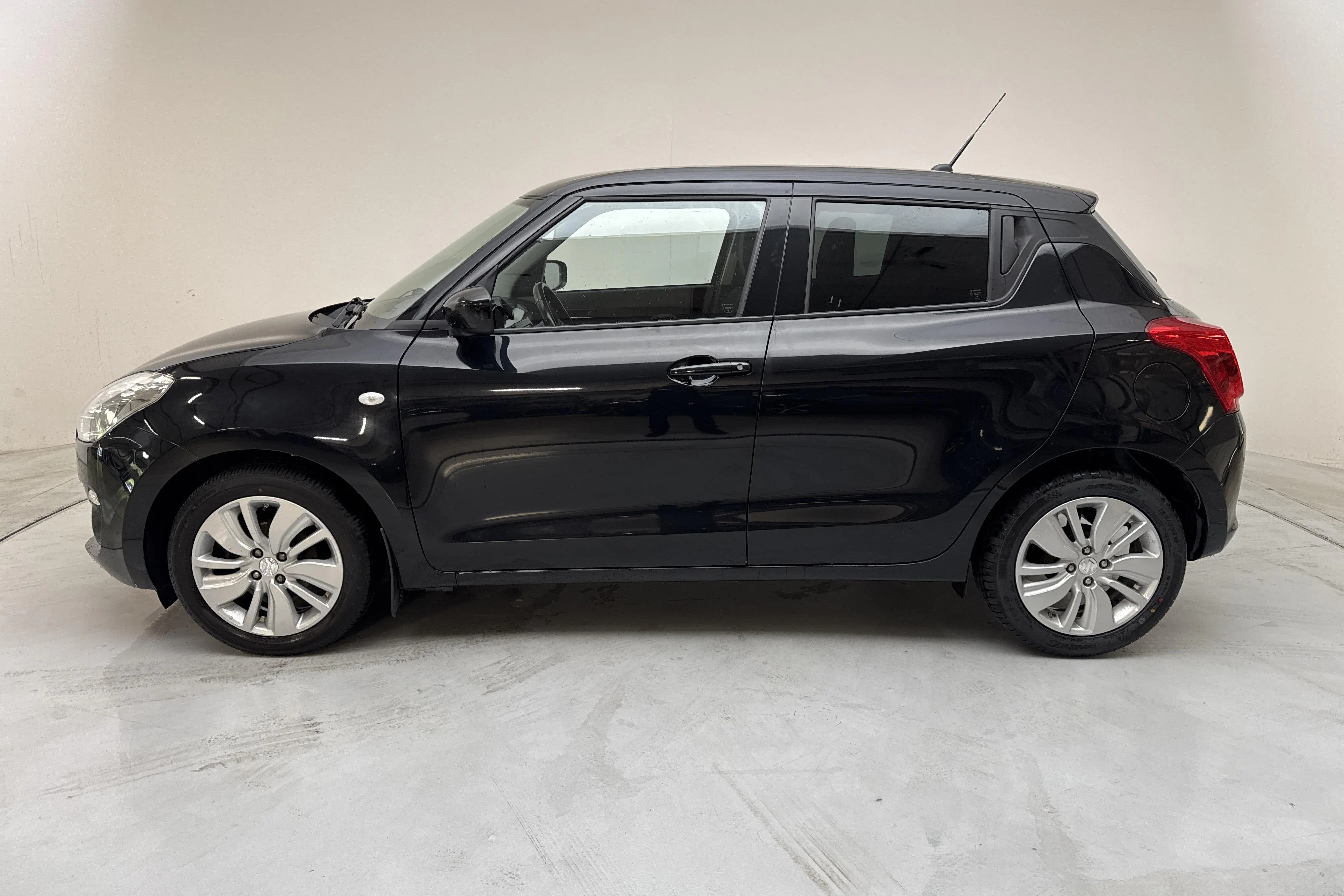 Presentation photo 2 of 12: Suzuki Swift 1.2 SHVS 5dr (90hk) - 75 030 km - Manual - black - 2020
