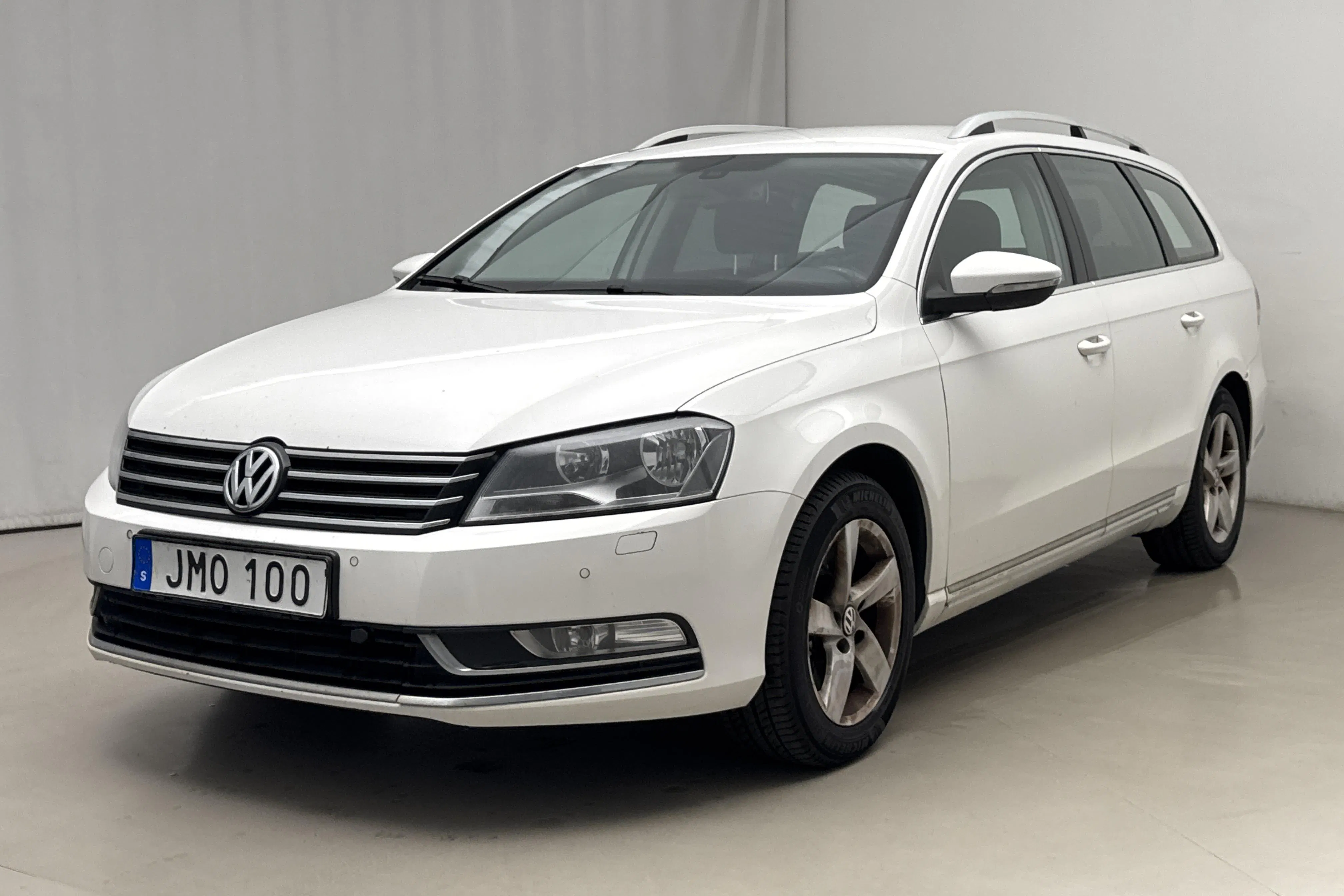 Presentationsfoto 1 av 18: VW Passat 1.4 TSI EcoFuel Variant (150hk) - 14 310 mil - Automat - vit - 2014