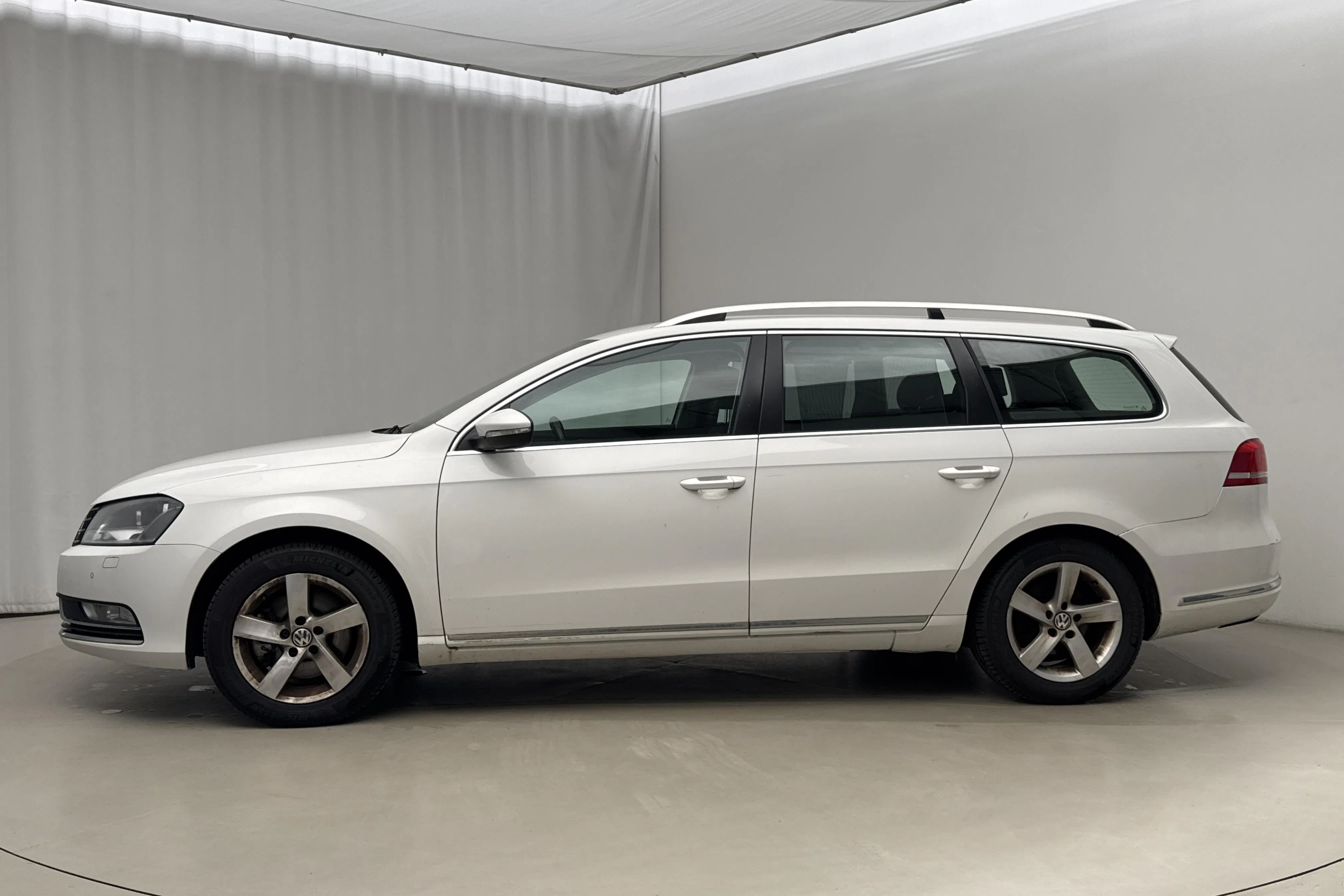 Presentationsfoto 2 av 18: VW Passat 1.4 TSI EcoFuel Variant (150hk) - 14 310 mil - Automat - vit - 2014