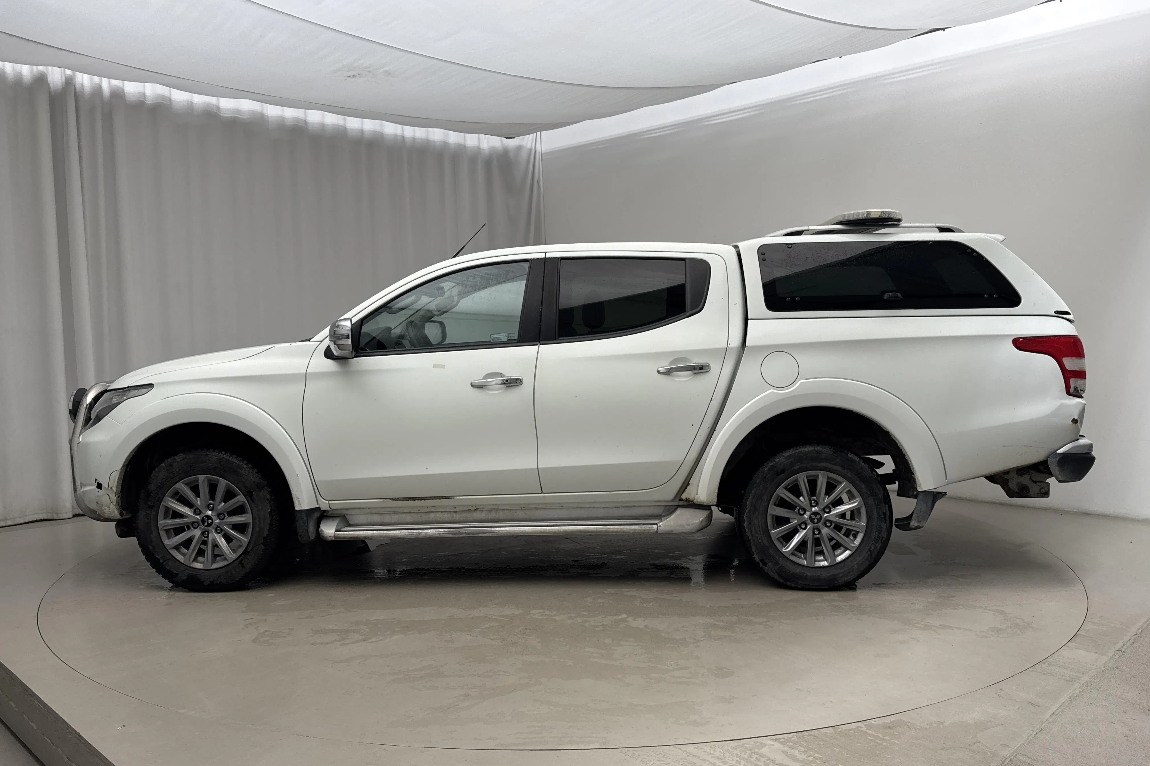 Presentationsfoto 2 av 15: Mitsubishi L200 2.4 DI-D (181hk) - 20 502 mil - Automat - vit - 2017