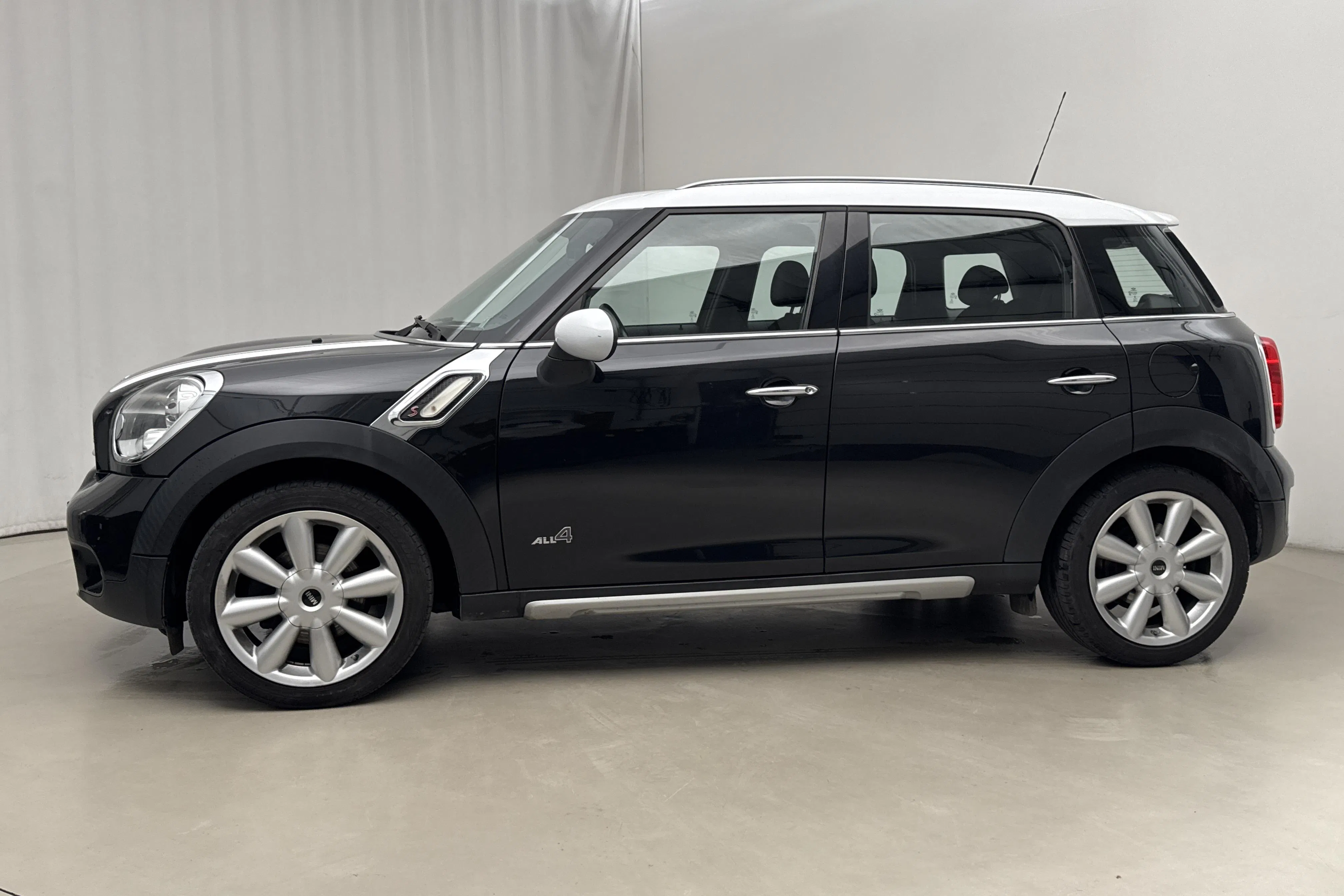 Presentation photo 2 of 18: MINI Cooper SD ALL4 Countryman (143hk) - 80 420 km - Automatic - black - 2016