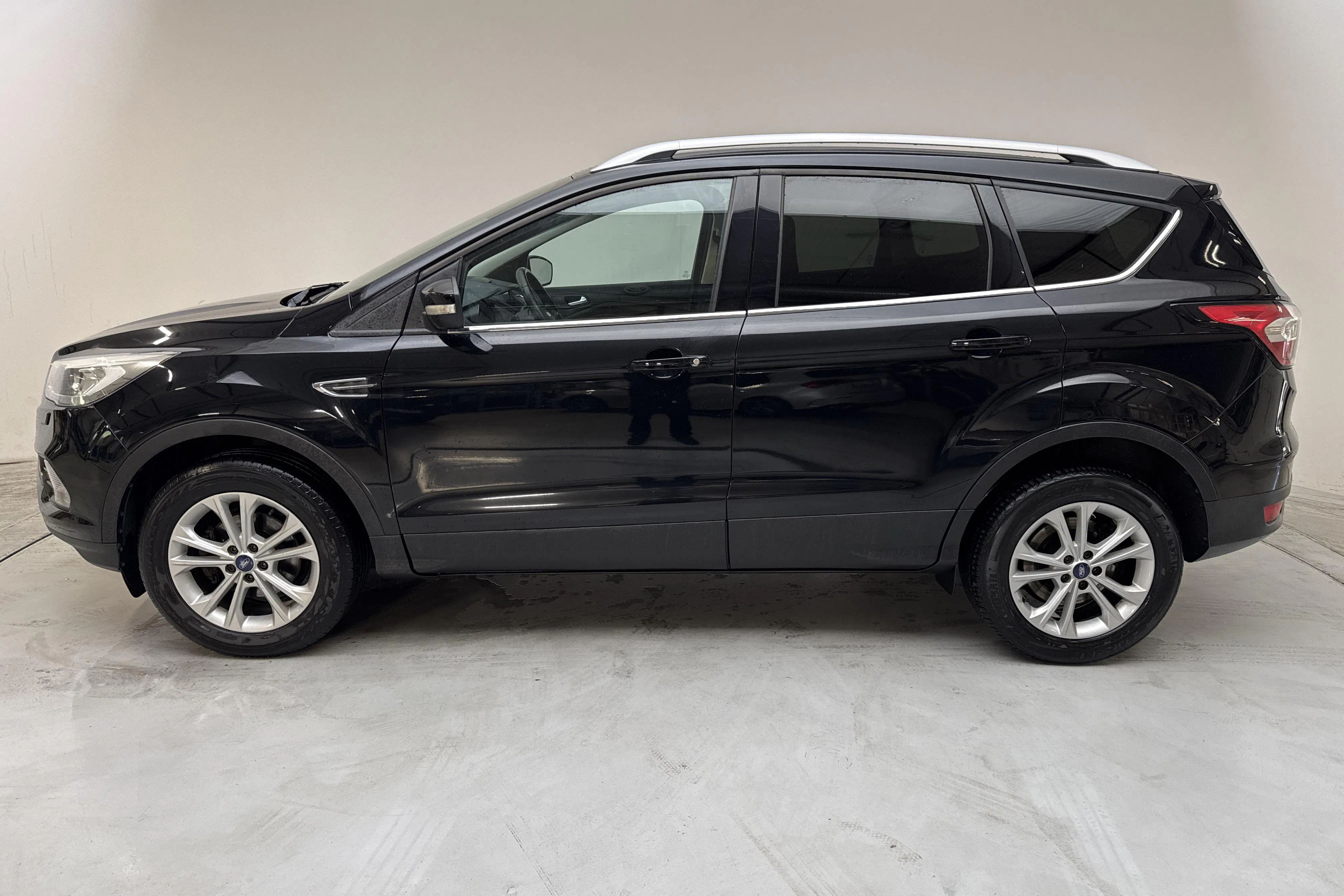 Presentationsfoto 2 av 13: Ford Kuga 1.5 EcoBoost 2WD (150hk) - 17 794 mil - Manuell - svart - 2018