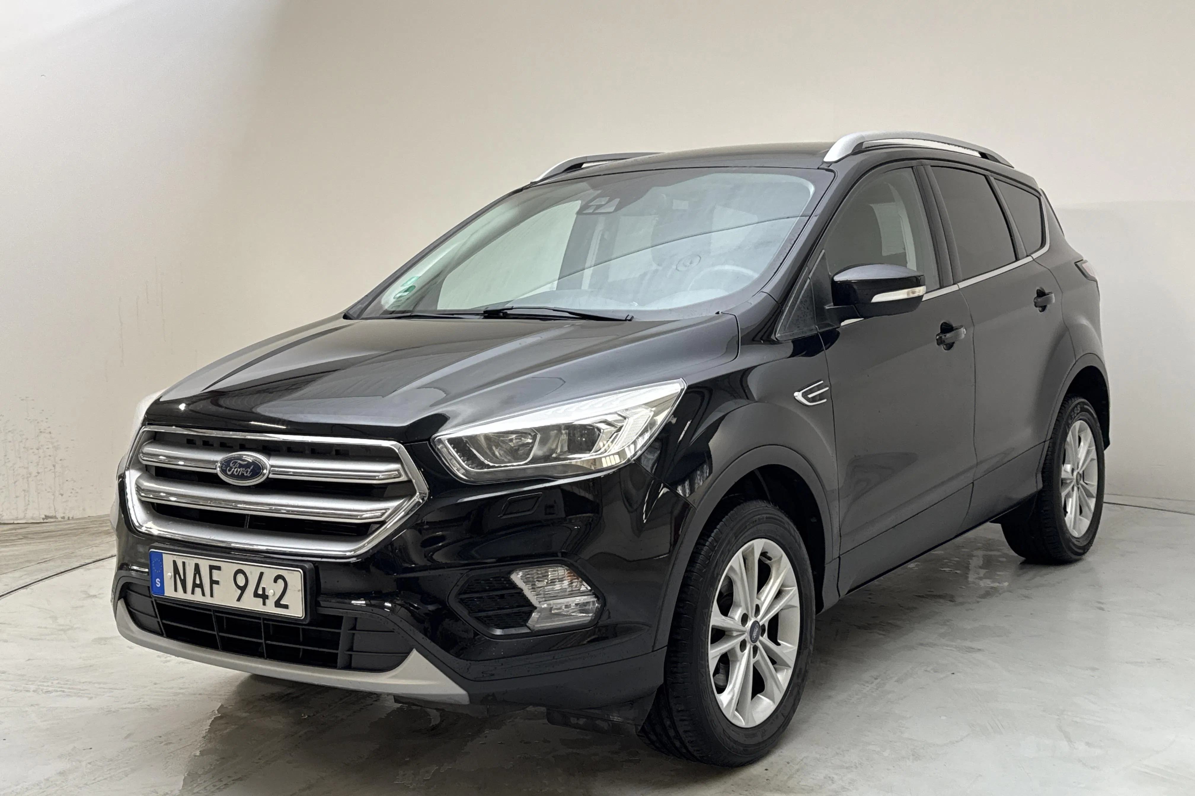 Presentationsfoto 1 av 13: Ford Kuga 1.5 EcoBoost 2WD (150hk) - 17 794 mil - Manuell - svart - 2018