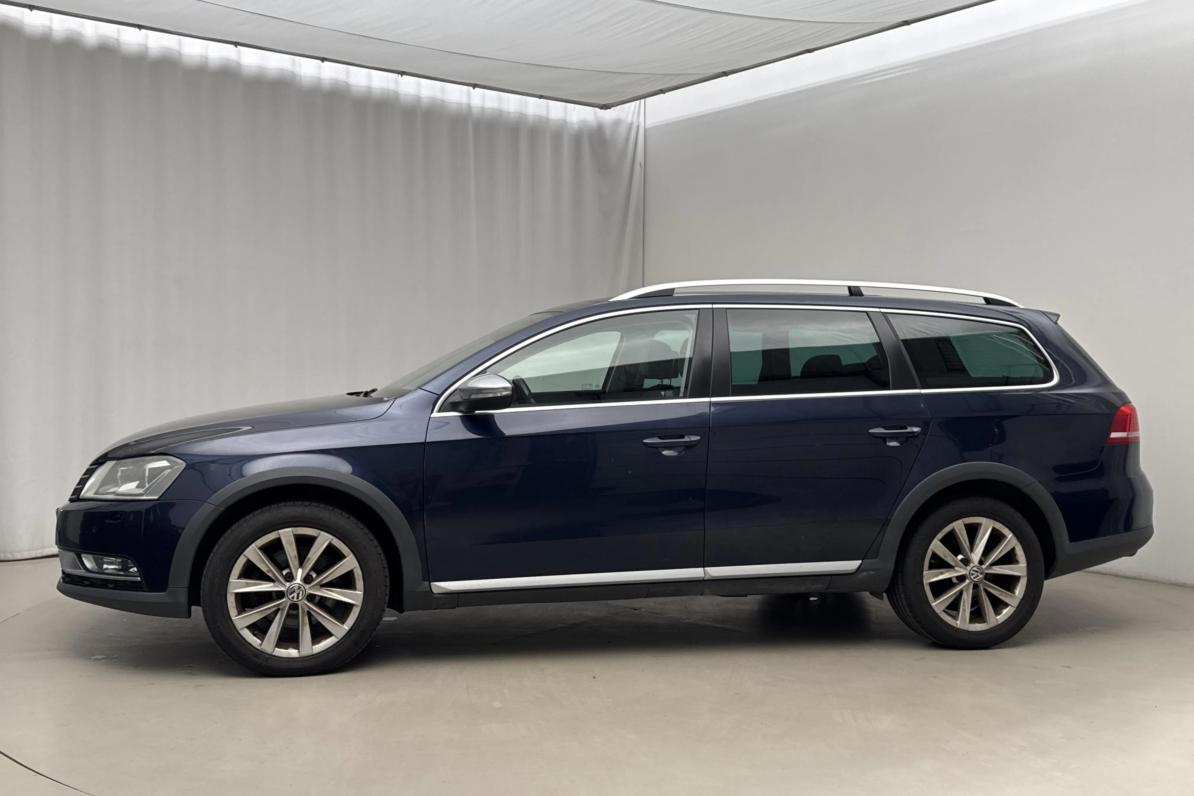 Presentationsfoto 2 av 21: VW Passat Alltrack 2.0 TDI BlueMotion Technology 4Motion (170hk) - 18 991 mil - Automat - Mörkblå - 2012