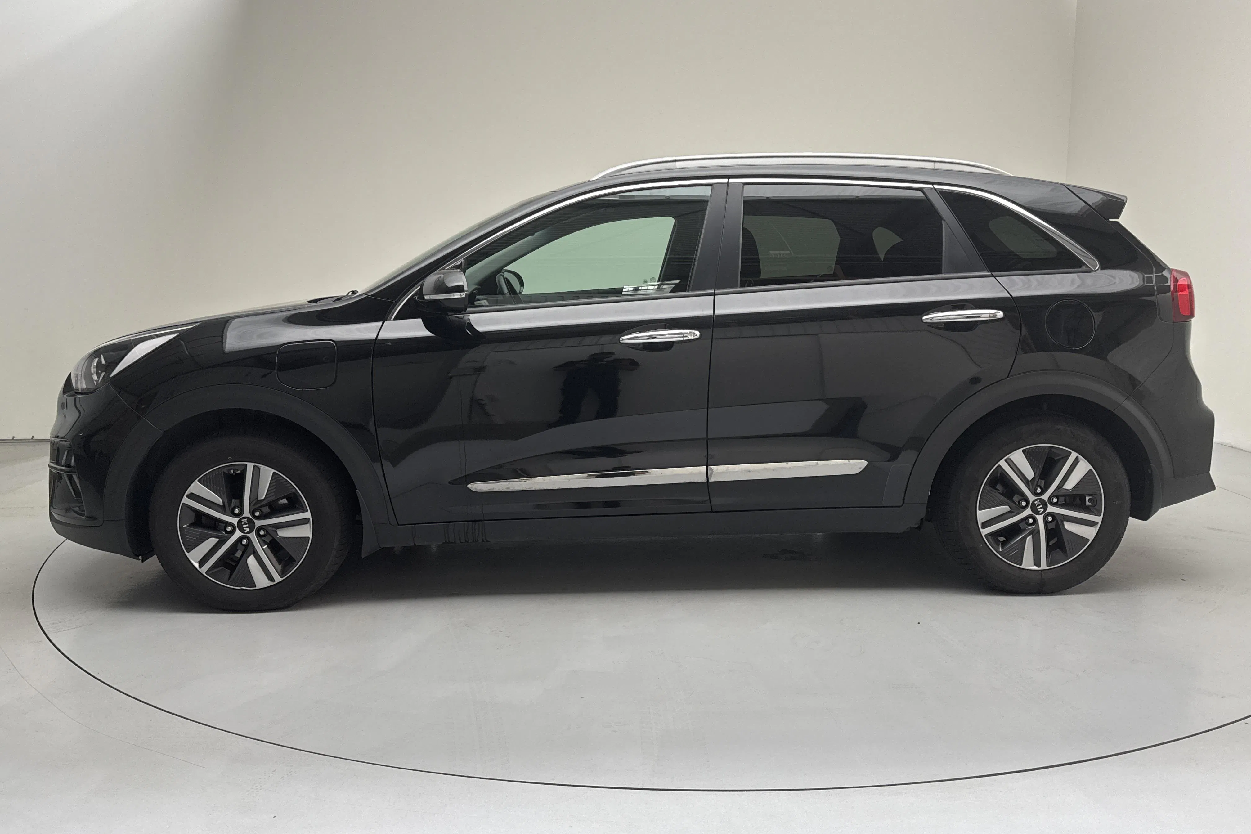Presentation photo 2 of 17: KIA Niro Plug-in Hybrid 1.6 (141hk) - 100 800 km - Automatic - dark brown - 2020
