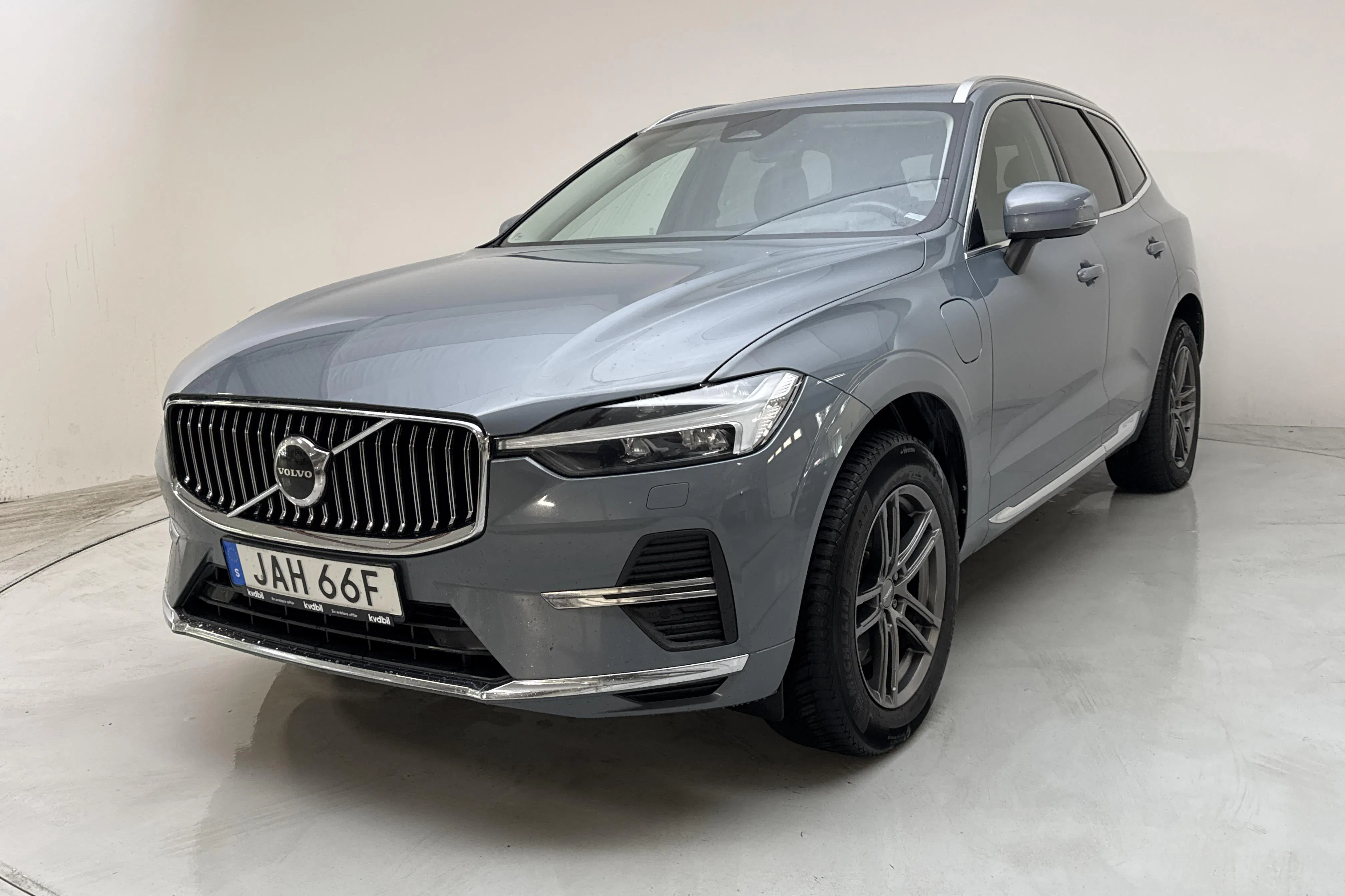 Presentationsfoto 1 av 18: Volvo XC60 T6 AWD Recharge (350hk) - 14 615 mil - Automat - grå - 2023