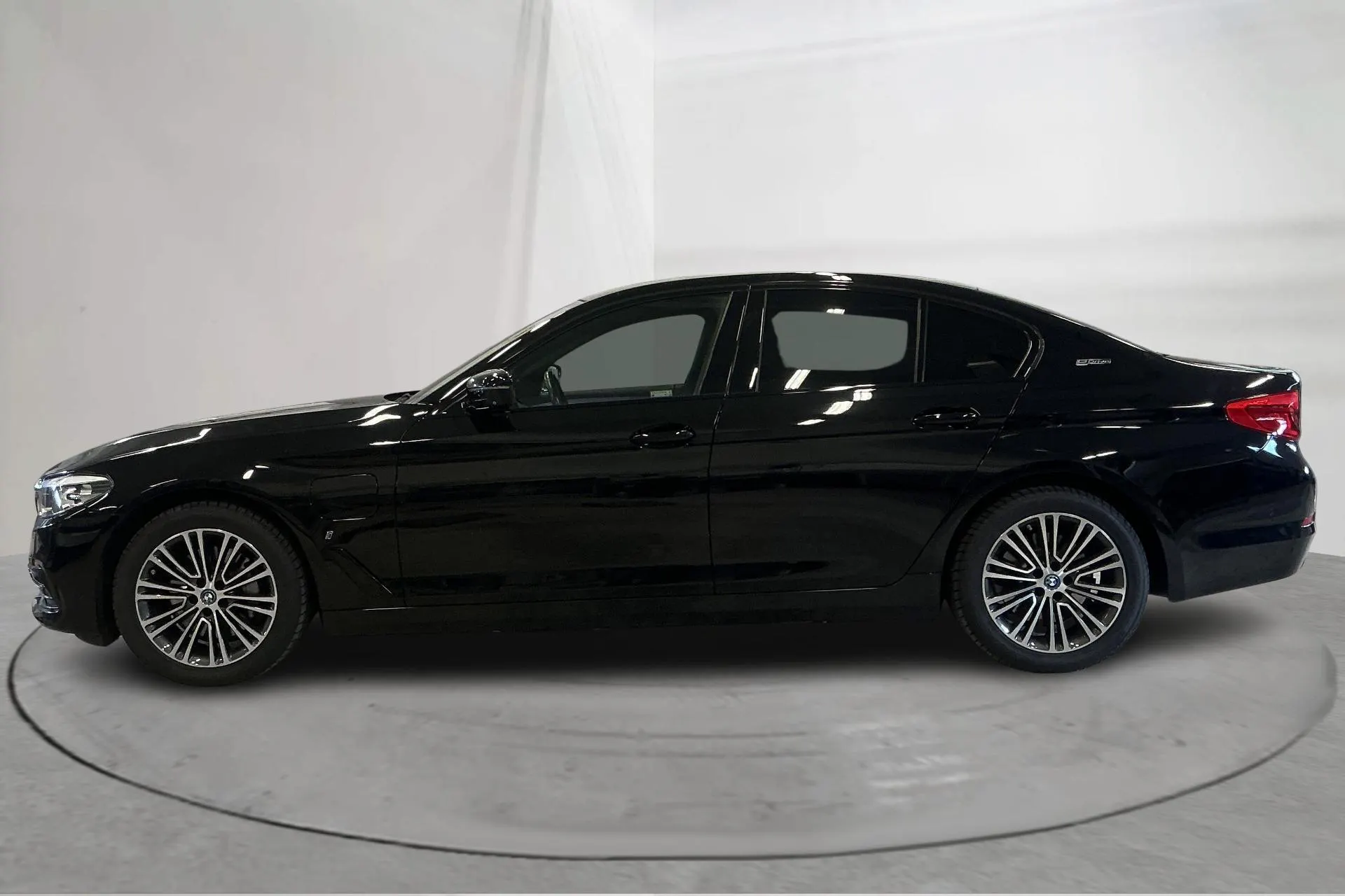 Presentation photo 2 of 17: BMW 530e iPerformance Sedan, G30 (252hk) - 130 350 km - Automatic - black - 2019