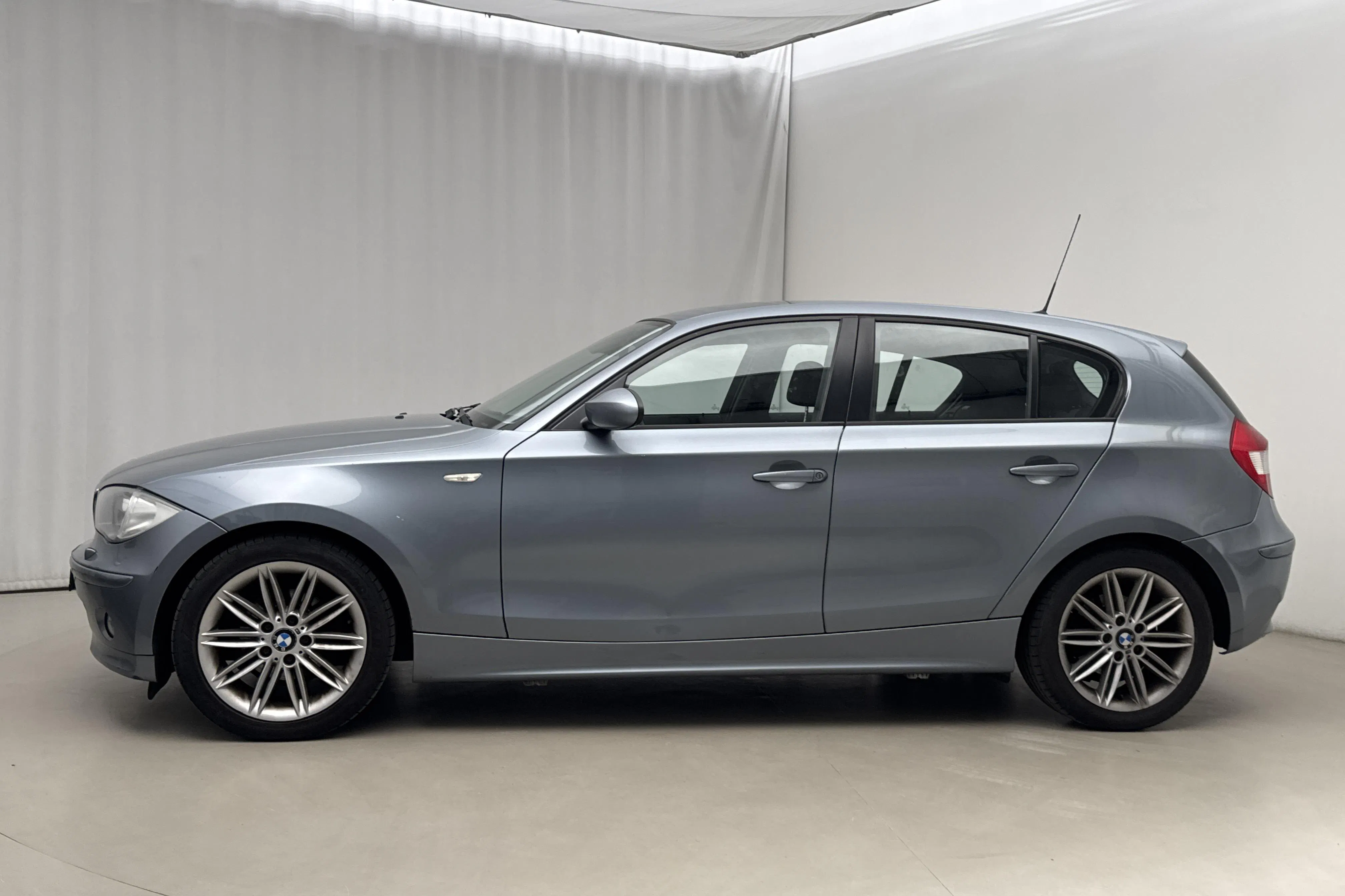 Presentationsfoto 2 av 15: BMW 118d 5dr, E87 (122hk) - 19 116 mil - Manuell - Ljusblå - 2007