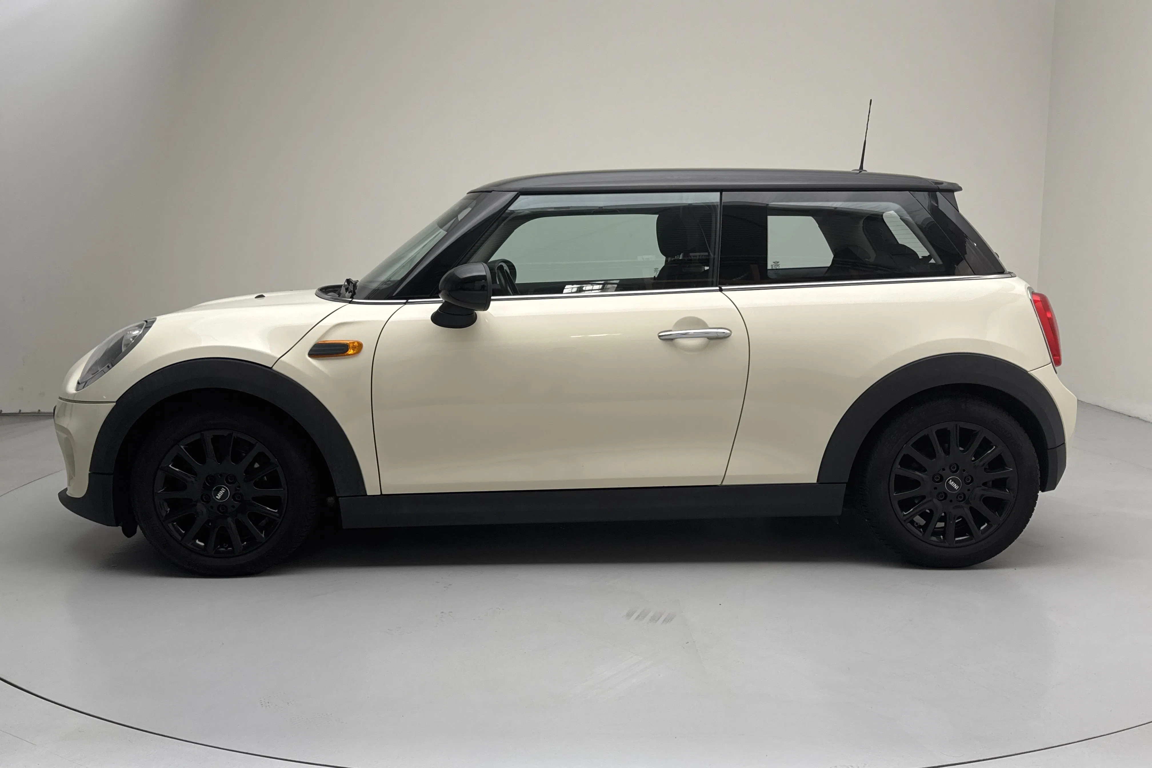 Presentationsfoto 2 av 12: MINI Cooper 3dr (136hk) - 16 248 mil - Manuell - vit - 2016
