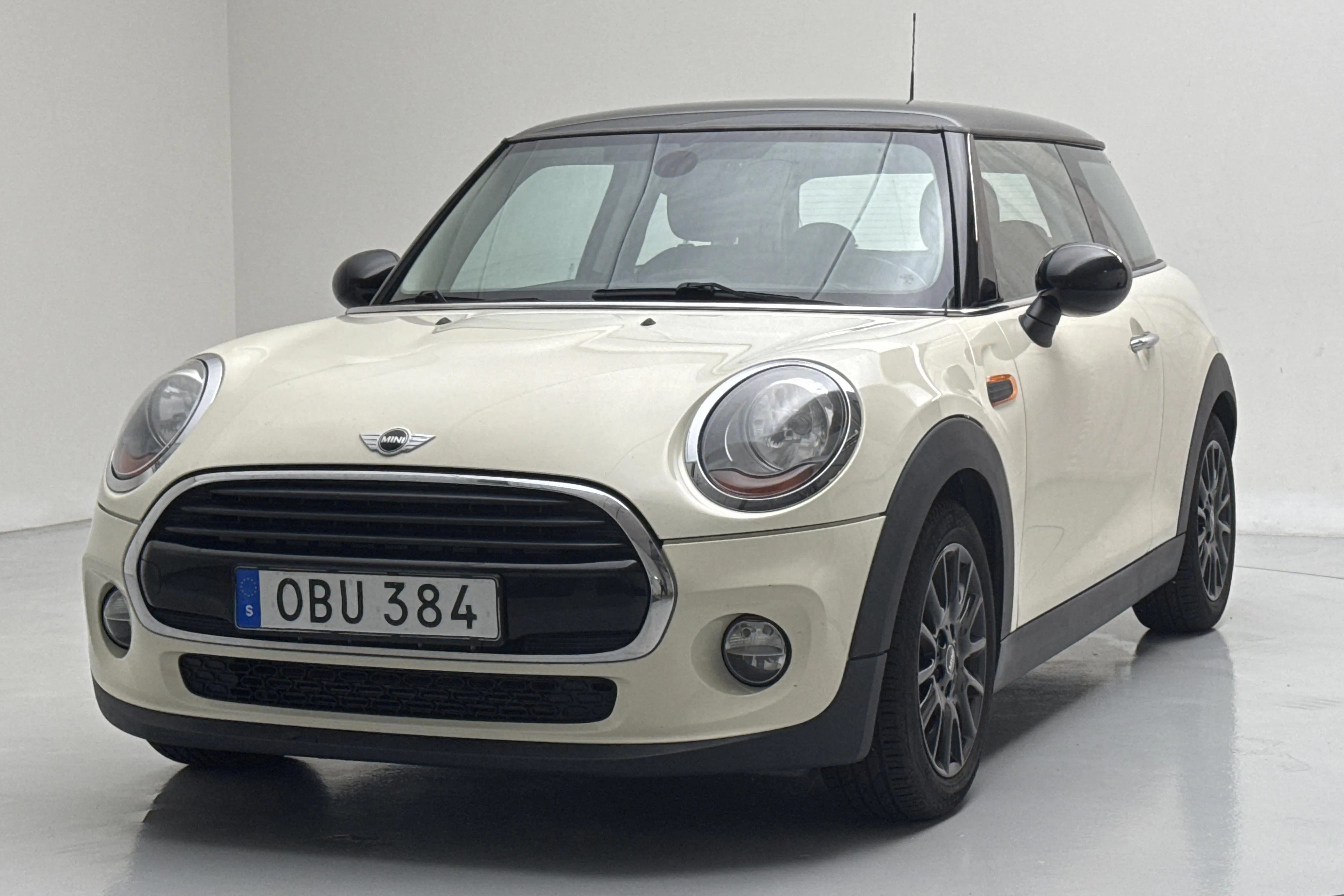 Presentationsfoto 1 av 12: MINI Cooper 3dr (136hk) - 16 248 mil - Manuell - vit - 2016