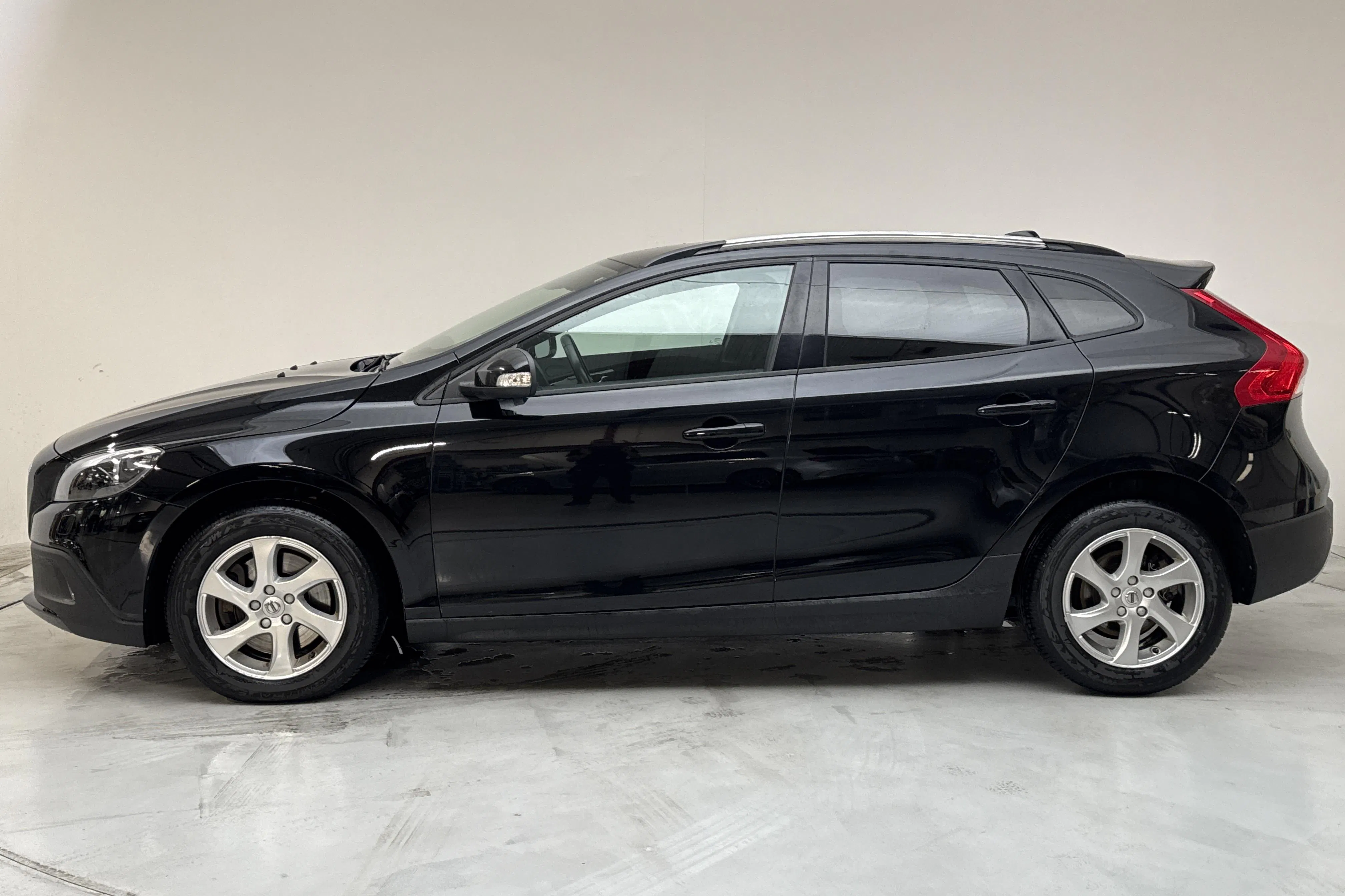 Presentationsfoto 2 av 14: Volvo V40 Cross Country T3 (152hk) - 9 312 mil - Automat - svart - 2018