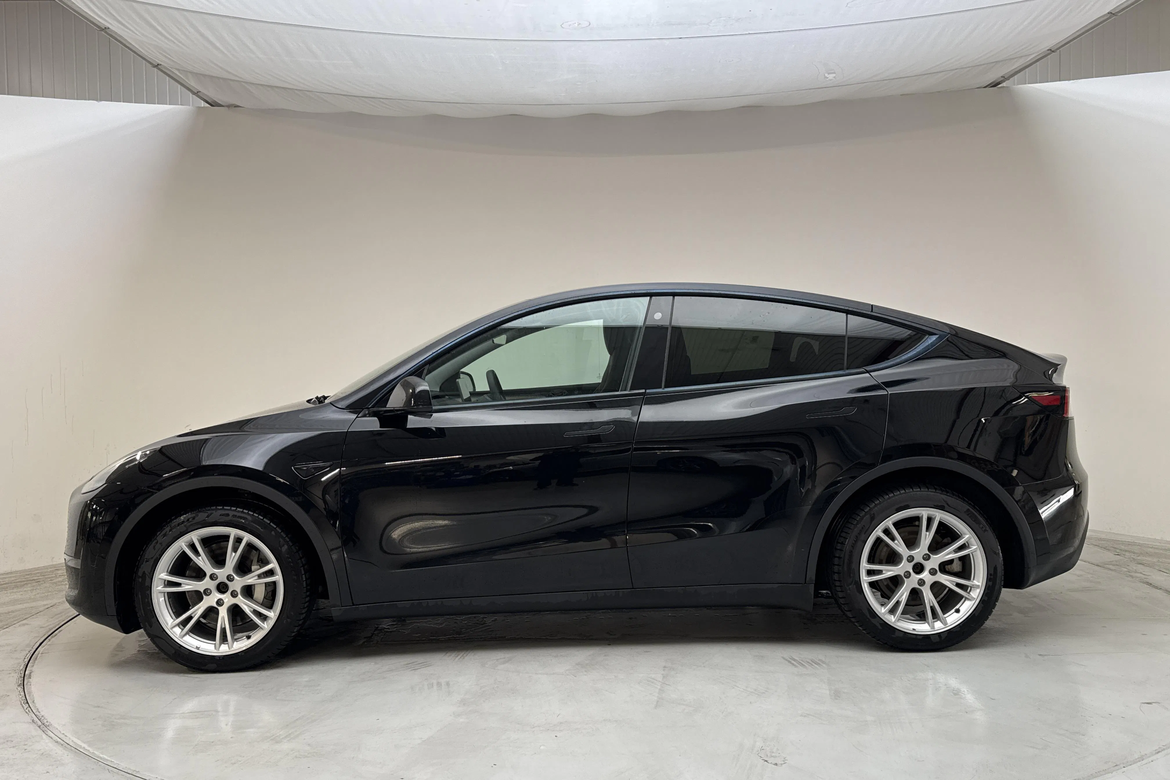 Presentationsfoto 2 av 18: Tesla Model Y Long Range Dual Motor AWD - 9 800 mil - Automat - svart - 2023