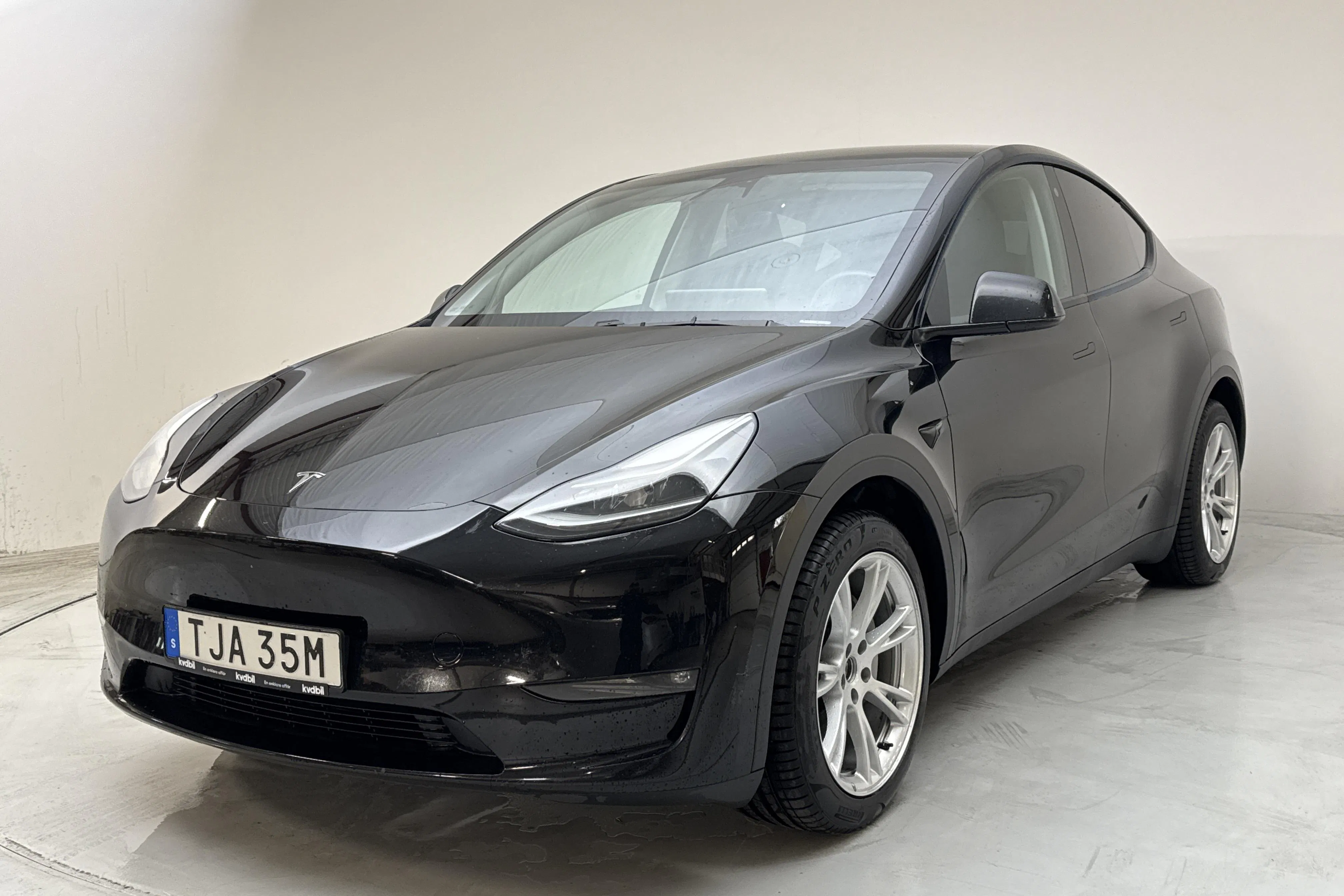 Presentationsfoto 1 av 18: Tesla Model Y Long Range Dual Motor AWD - 9 800 mil - Automat - svart - 2023