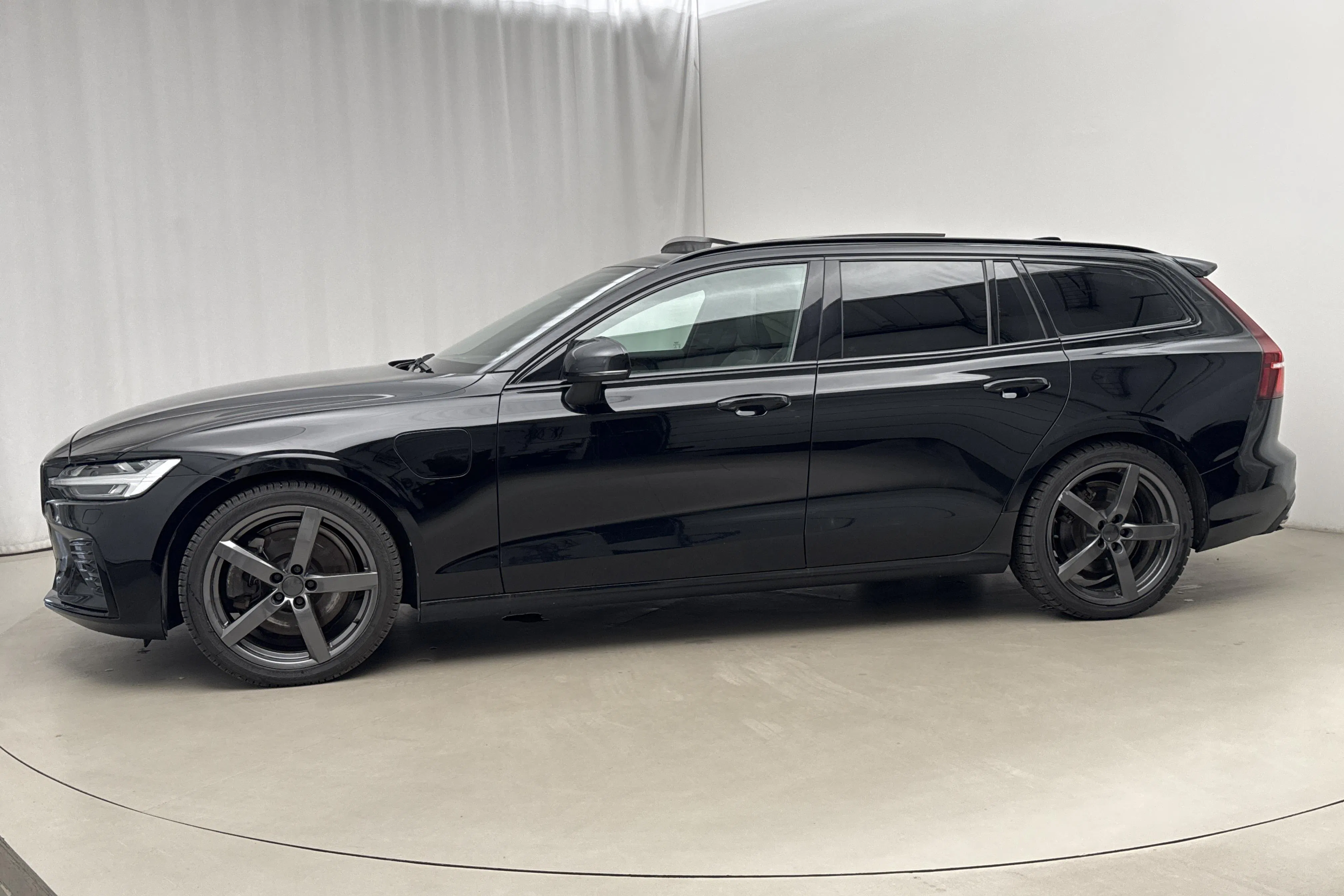 Presentation photo 2 of 22: Volvo V60 T6 AWD Recharge (350hk) - 81 400 km - Automatic - black - 2022