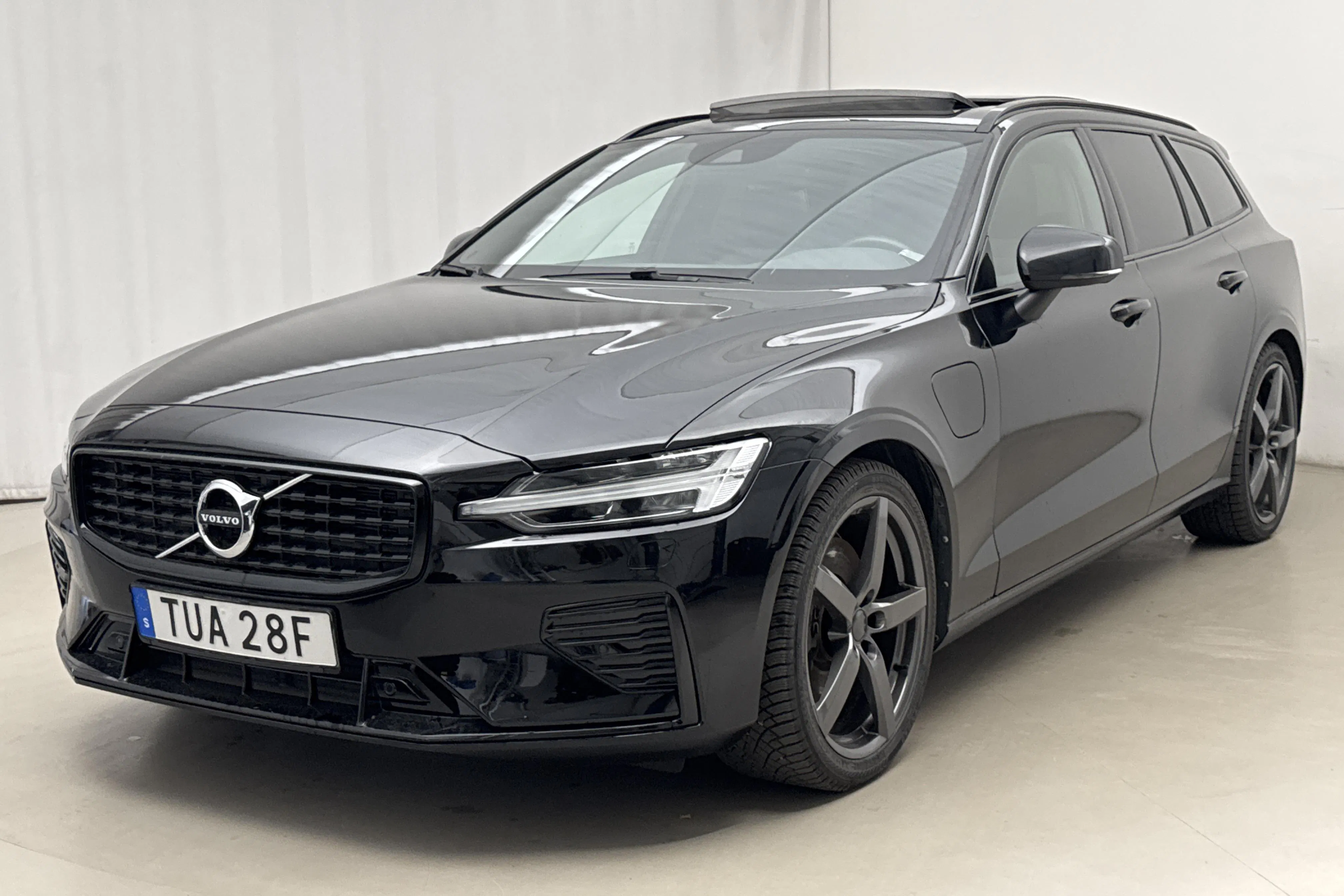 Presentation photo 1 of 22: Volvo V60 T6 AWD Recharge (350hk) - 81 400 km - Automatic - black - 2022