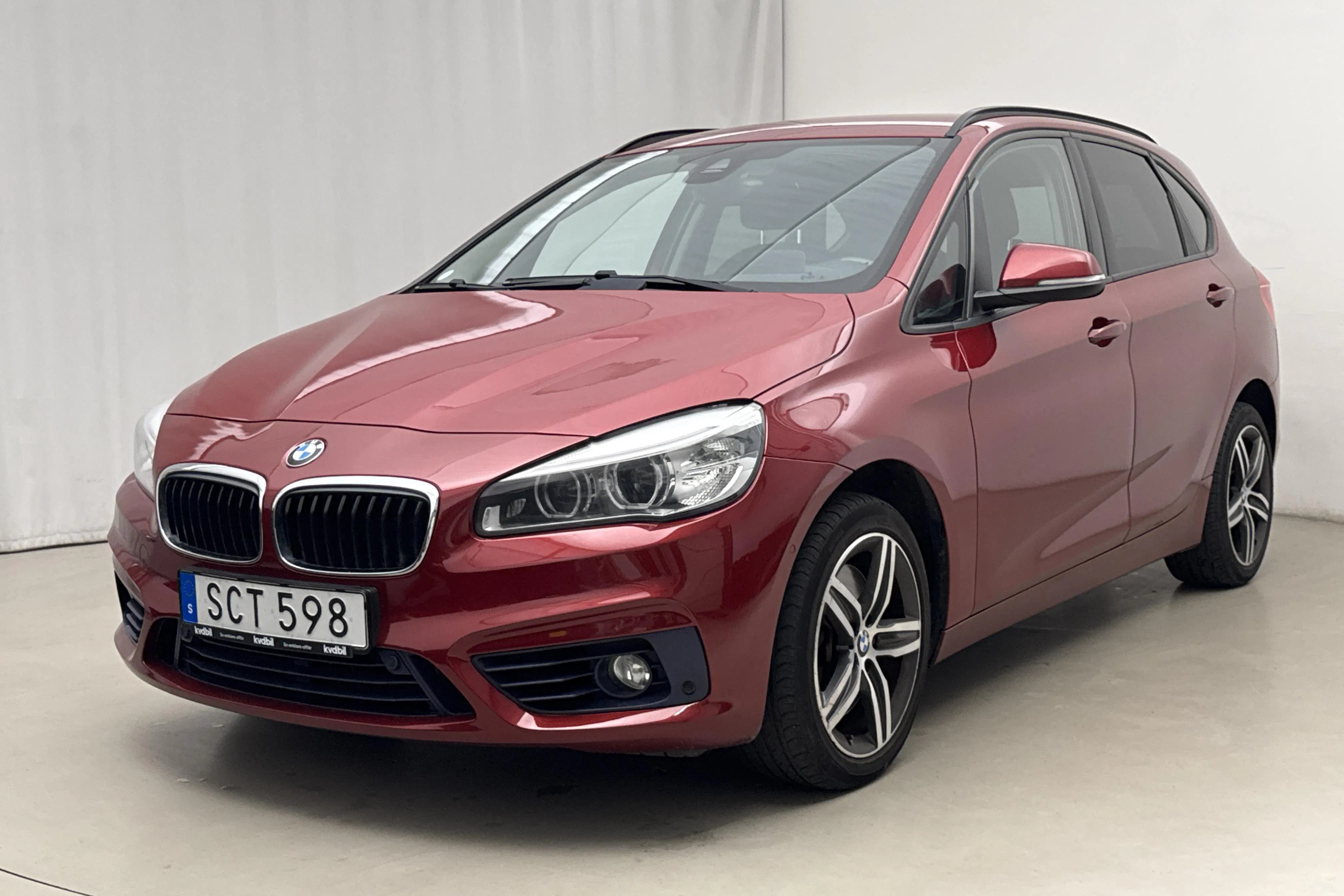 Presentation photo 1 of 17: BMW 225i xDrive Active Tourer, F45 (231hk) - 176 630 km - Automatic - dark red - 2015