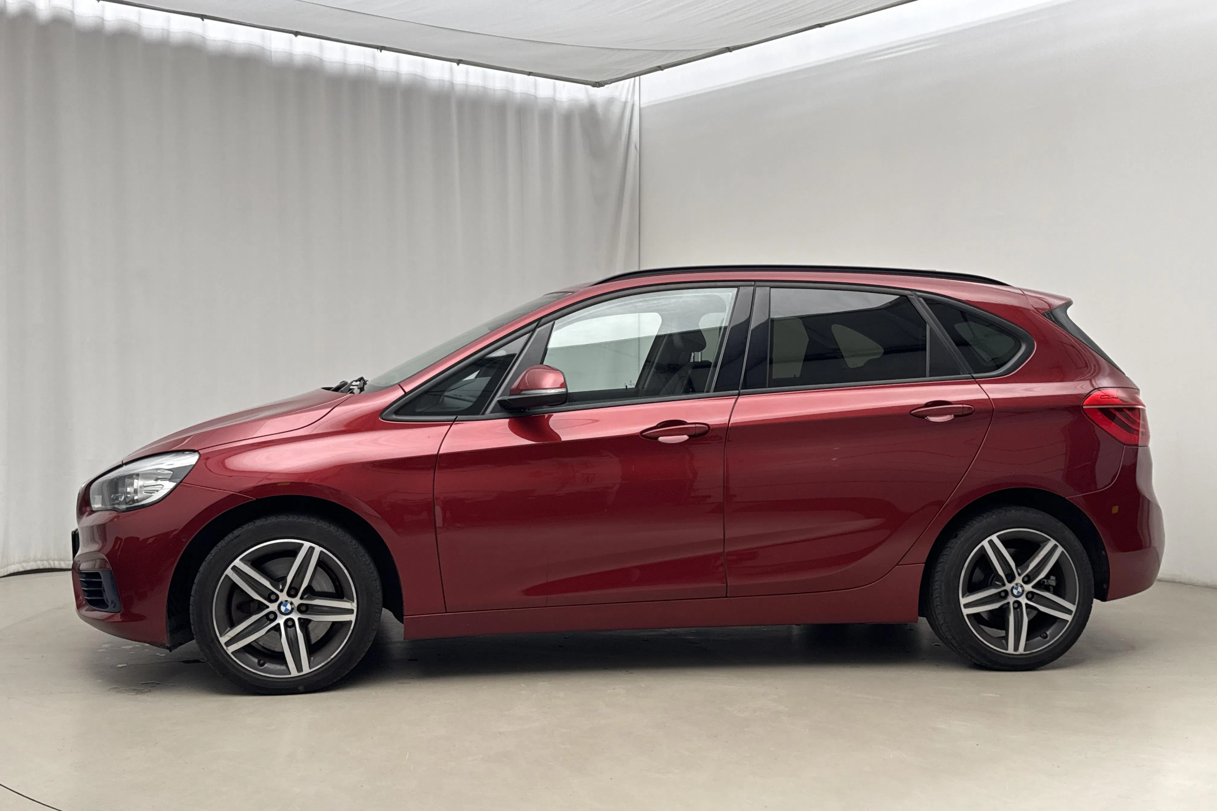 Presentation photo 2 of 17: BMW 225i xDrive Active Tourer, F45 (231hk) - 176 630 km - Automatic - dark red - 2015