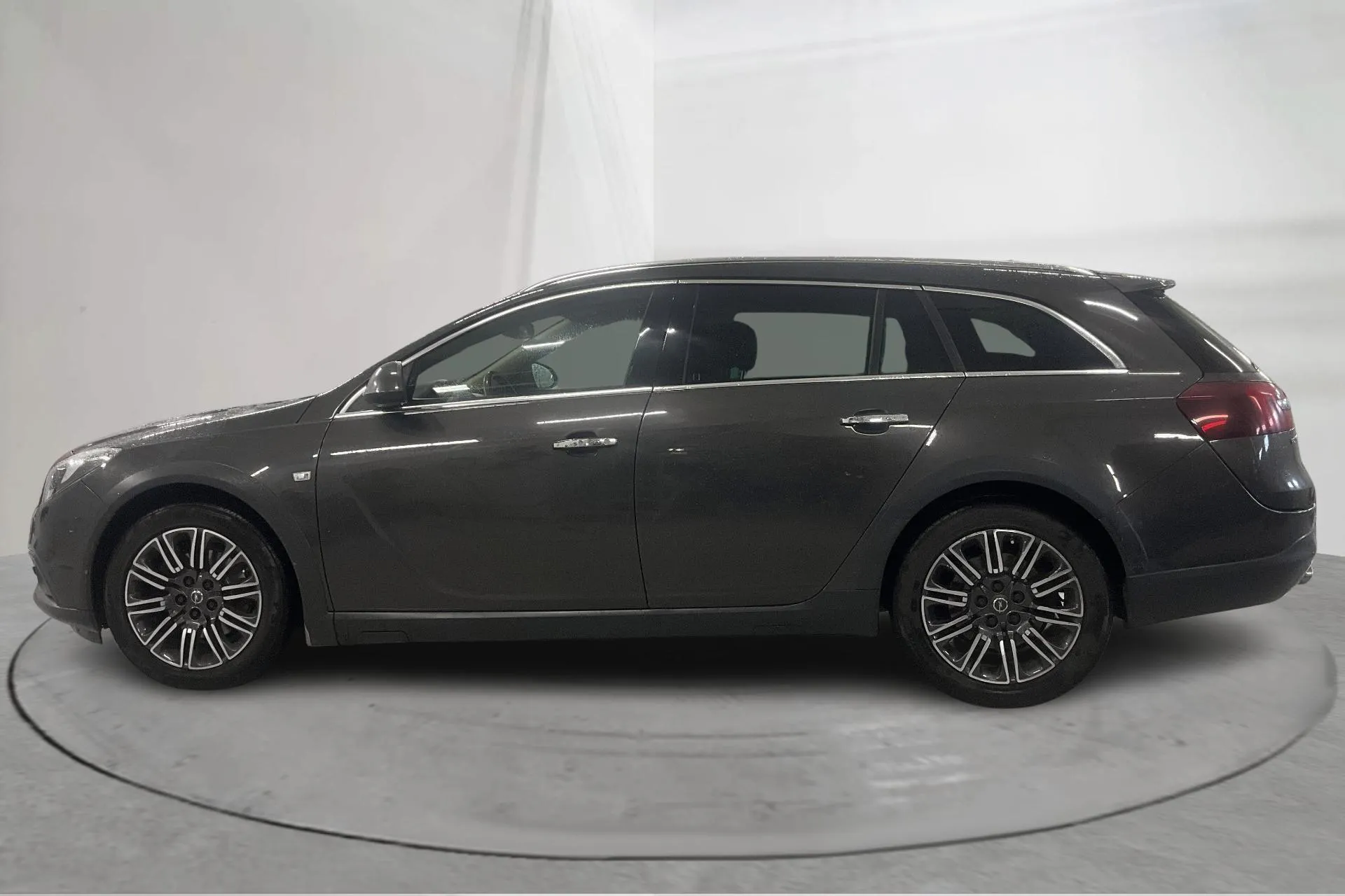 Presentationsfoto 2 av 18: Opel Insignia 2.0 CDTI ECOTEC 4x4 Sports Tourer (170hk) - 14 015 mil - Automat - grå - 2016