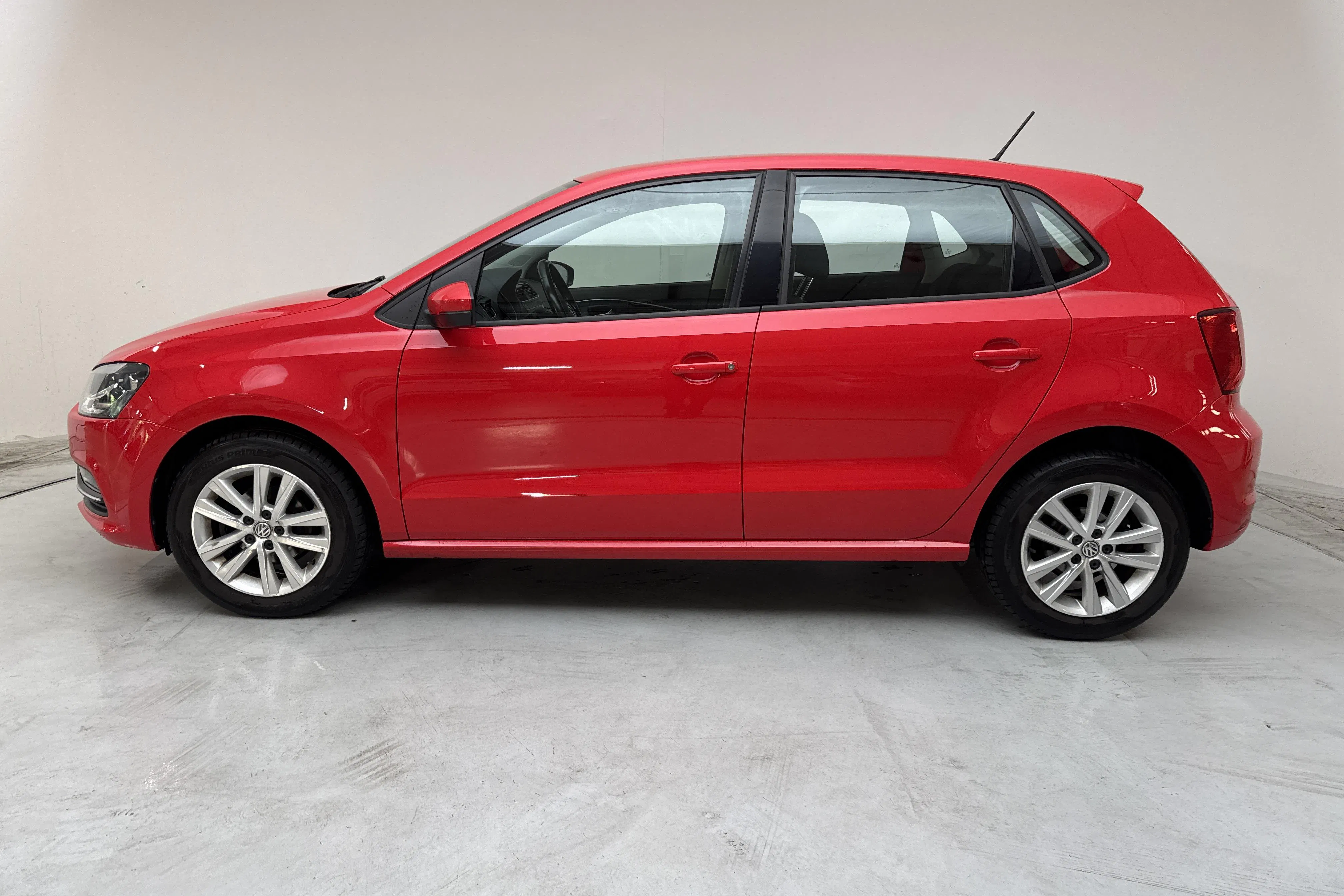 Presentationsfoto 2 av 12: VW Polo 1.2 TSI 5dr (90hk) - 7 955 mil - Manuell - röd - 2017