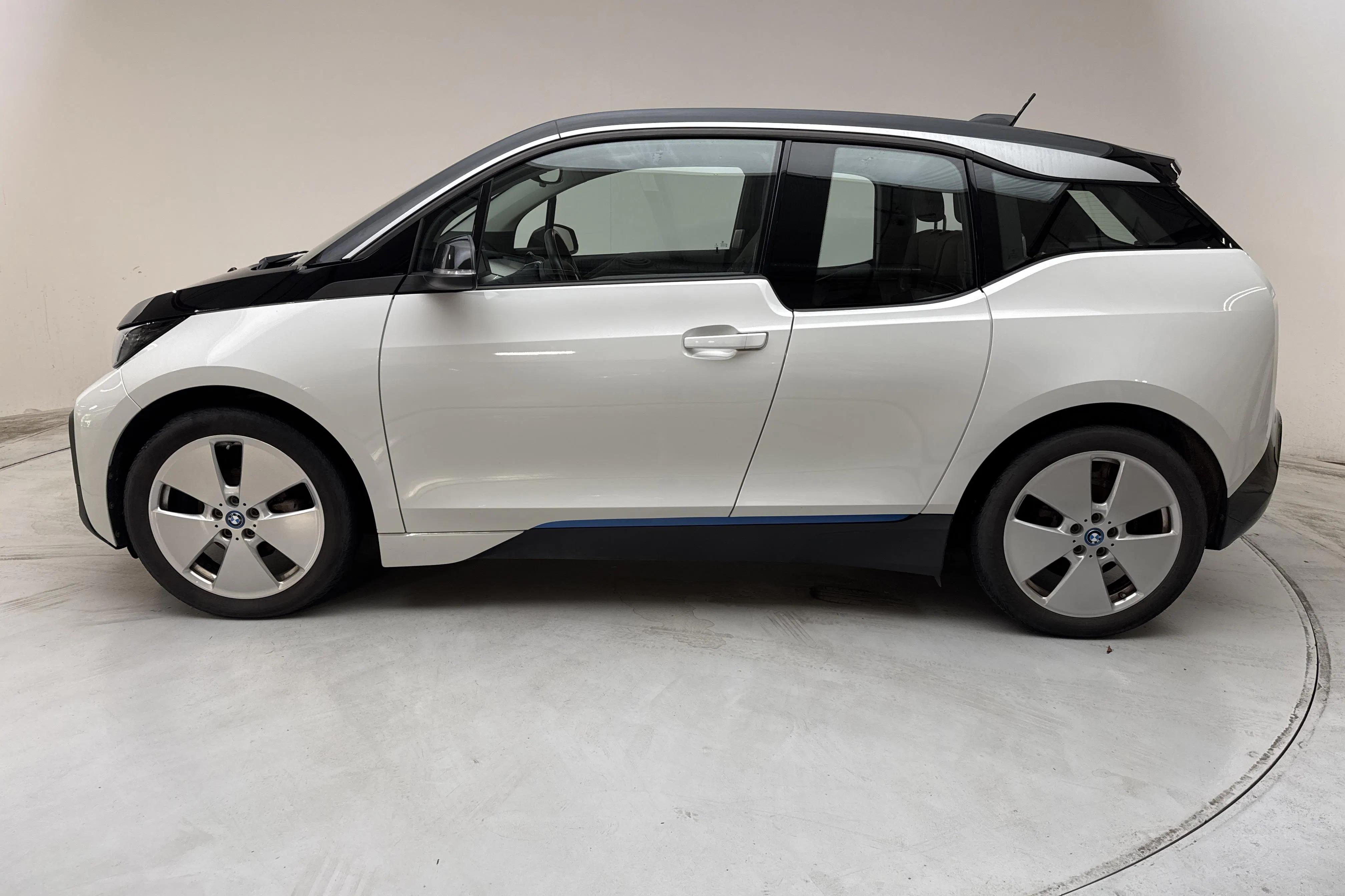 Presentationsfoto 2 av 13: BMW i3 120Ah, I01 (170hk) - 6 566 mil - Automat - vit - 2020