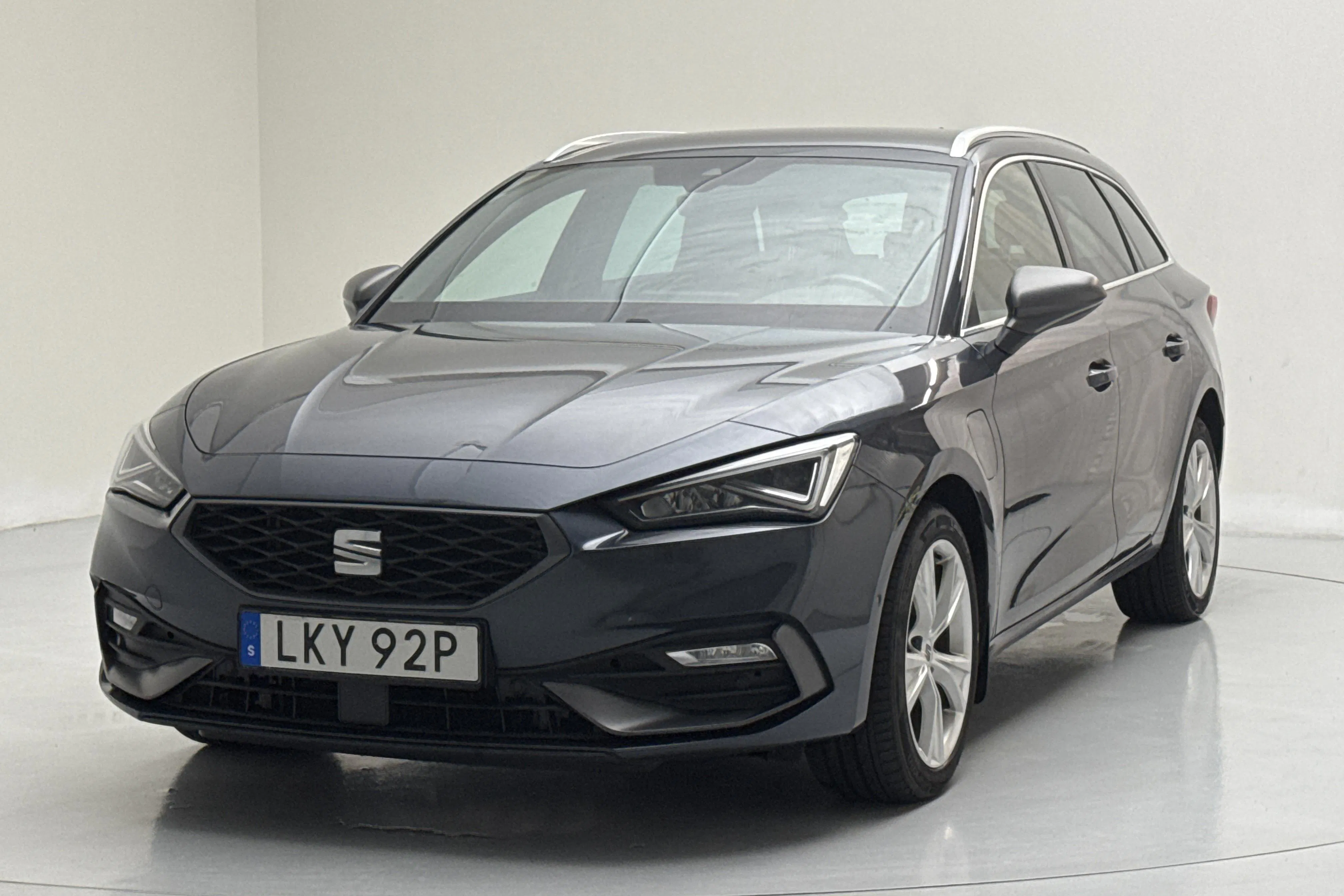 Presentationsfoto 1 av 16: Seat Leon 1.4 e-Hybrid Plug-in Sportstourer (204hk) - 13 922 mil - Automat - grå - 2021
