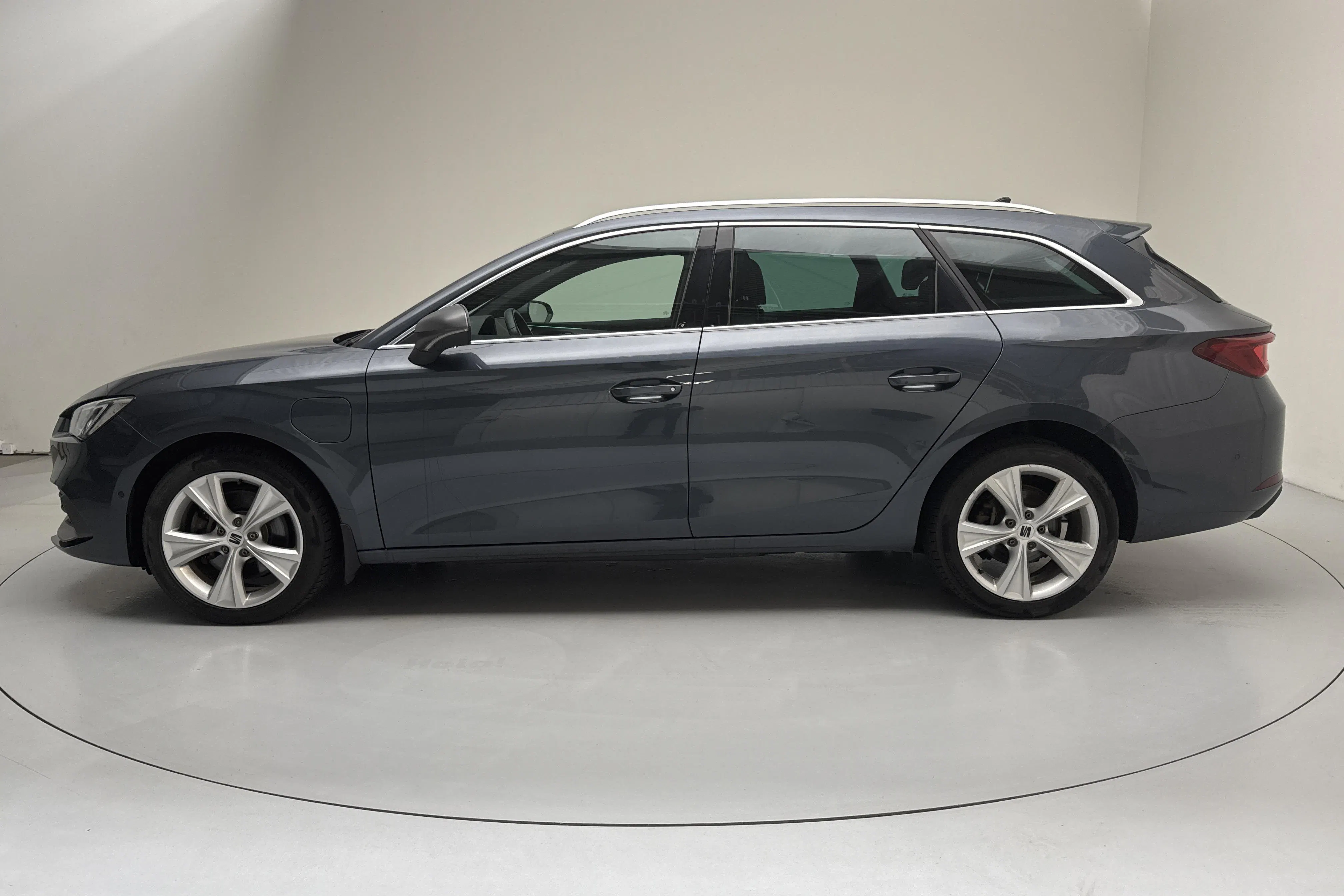 Presentationsfoto 2 av 16: Seat Leon 1.4 e-Hybrid Plug-in Sportstourer (204hk) - 13 922 mil - Automat - grå - 2021