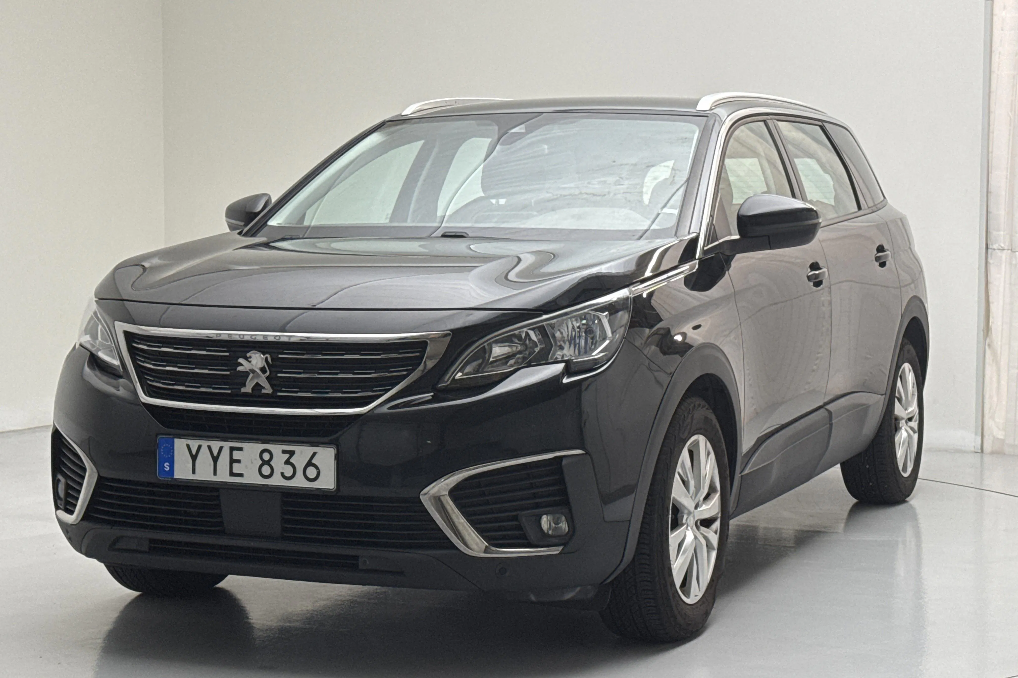 Presentationsfoto 1 av 13: Peugeot 5008 1.6 BlueHDi (120hk) - 12 967 mil - Manuell - svart - 2017