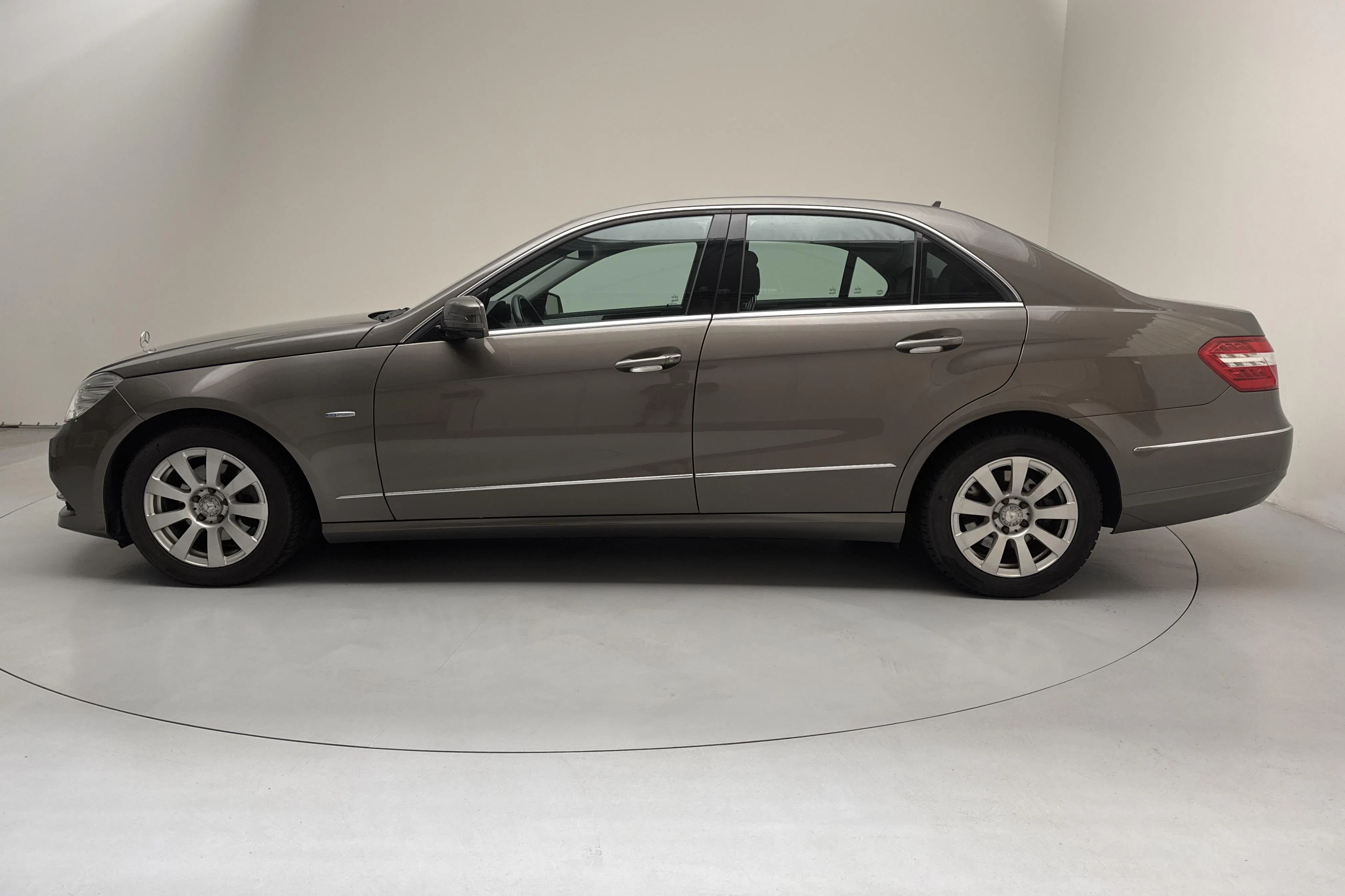 Presentationsfoto 2 av 11: Mercedes E 220 CDI W212 (170hk) - 19 007 mil - Automat - Mörkgrå - 2011