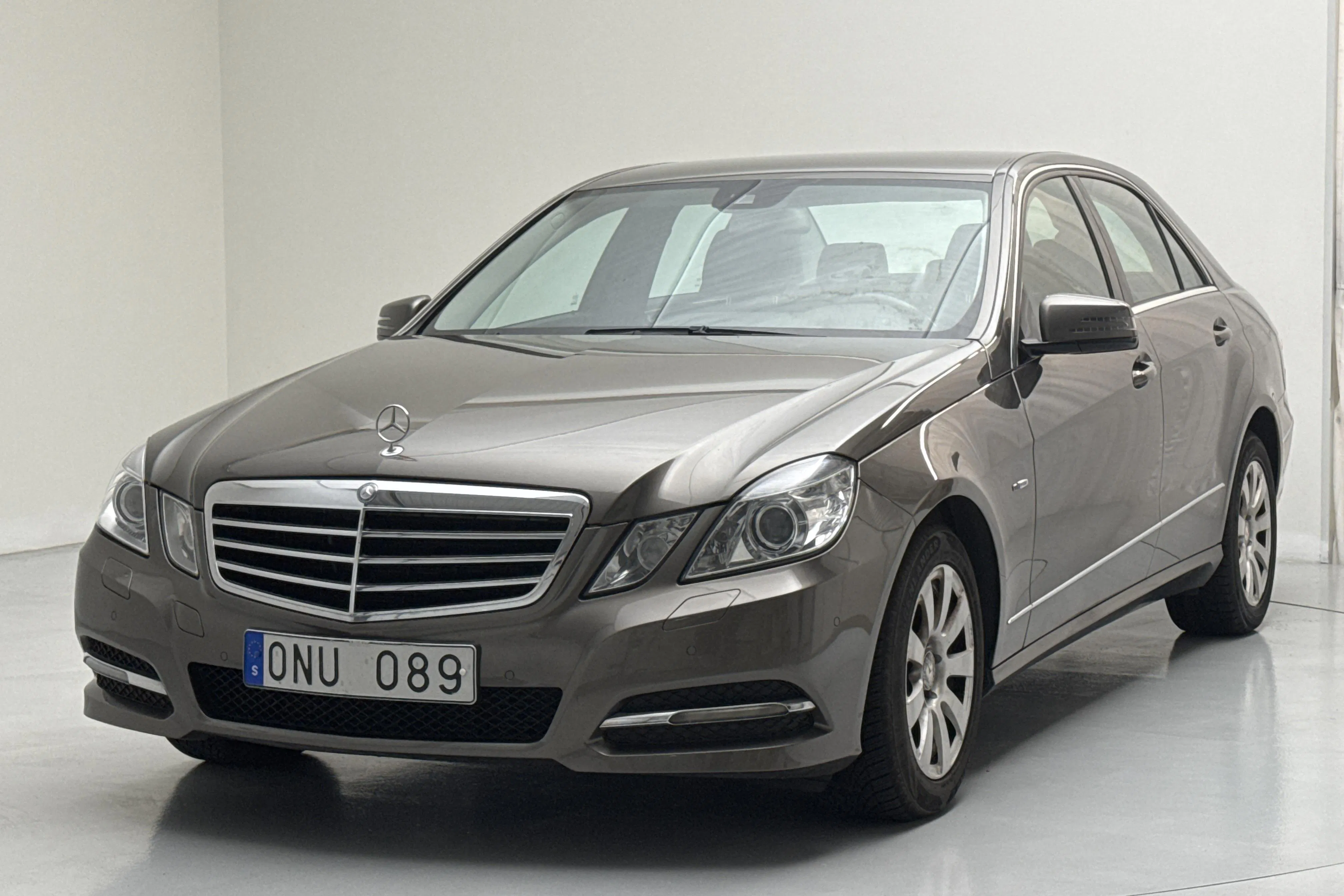 Presentationsfoto 1 av 11: Mercedes E 220 CDI W212 (170hk) - 19 007 mil - Automat - Mörkgrå - 2011