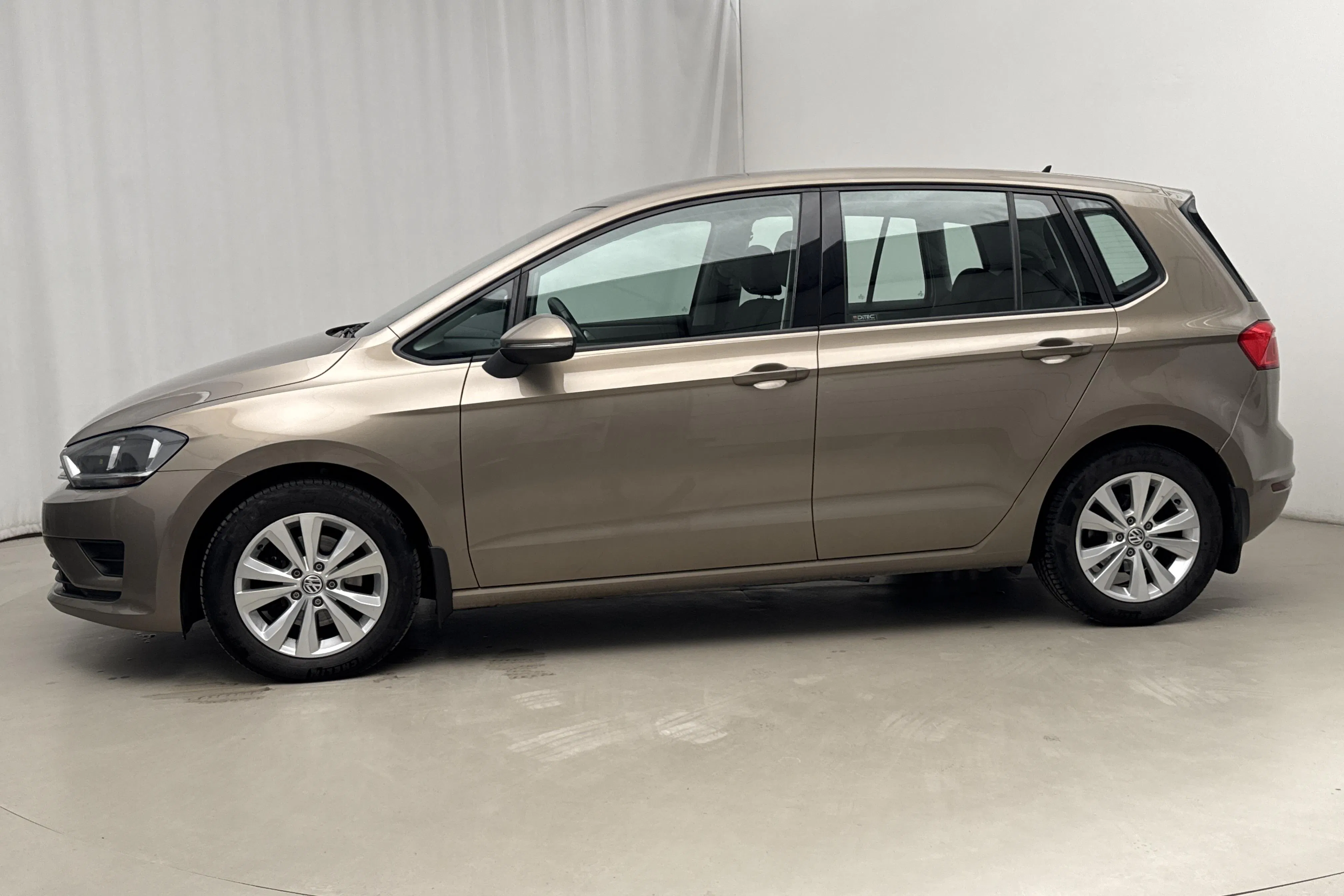 Presentation photo 2 of 18: VW Golf VII 1.6 TDI BlueMotion Technology Sportsvan (110hk) - 165 140 km - Manual - light brown - 2016