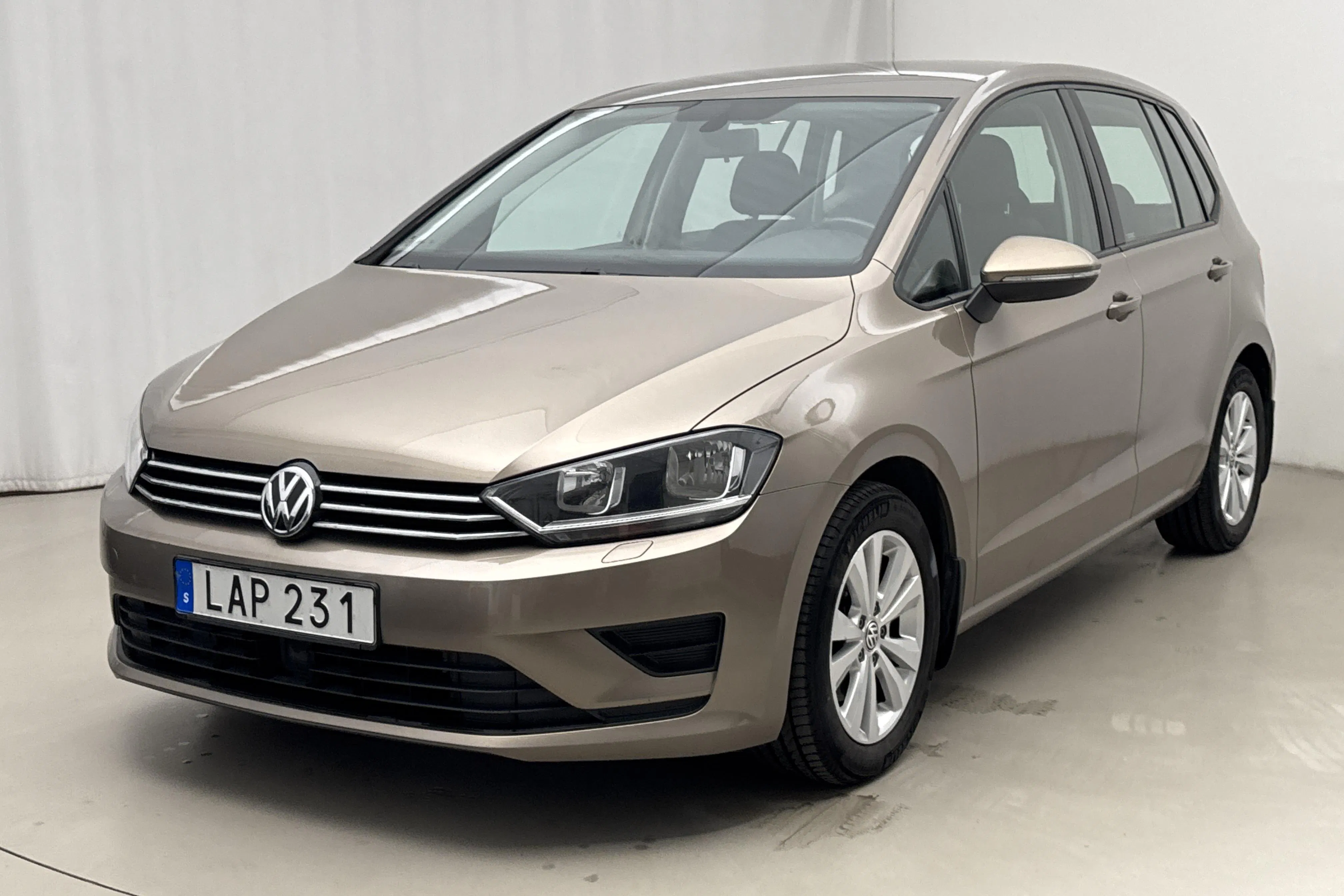 Presentation photo 1 of 18: VW Golf VII 1.6 TDI BlueMotion Technology Sportsvan (110hk) - 165 140 km - Manual - light brown - 2016