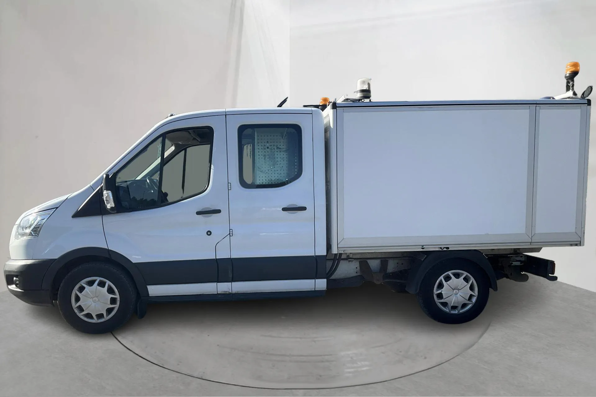Presentationsfoto 2 av 21: Ford Transit Chassi 350 2.0 TDCi AWD (130hk) - 8 646 mil - Manuell - vit - 2018