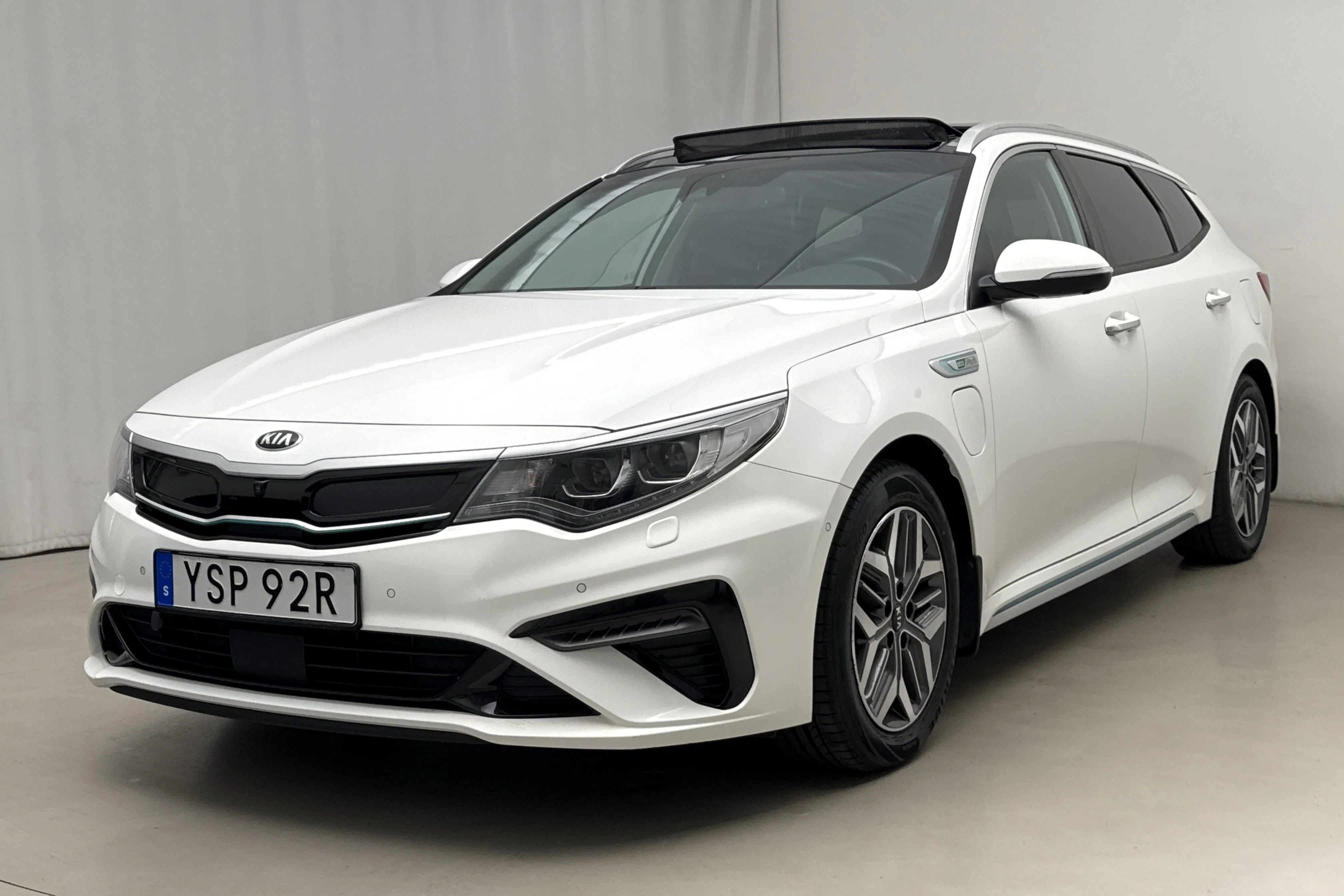 Presentationsfoto 1 av 24: KIA Optima 2.0 GDi Plug-in Hybrid SW (205hk) - 10 739 mil - Automat - vit - 2020