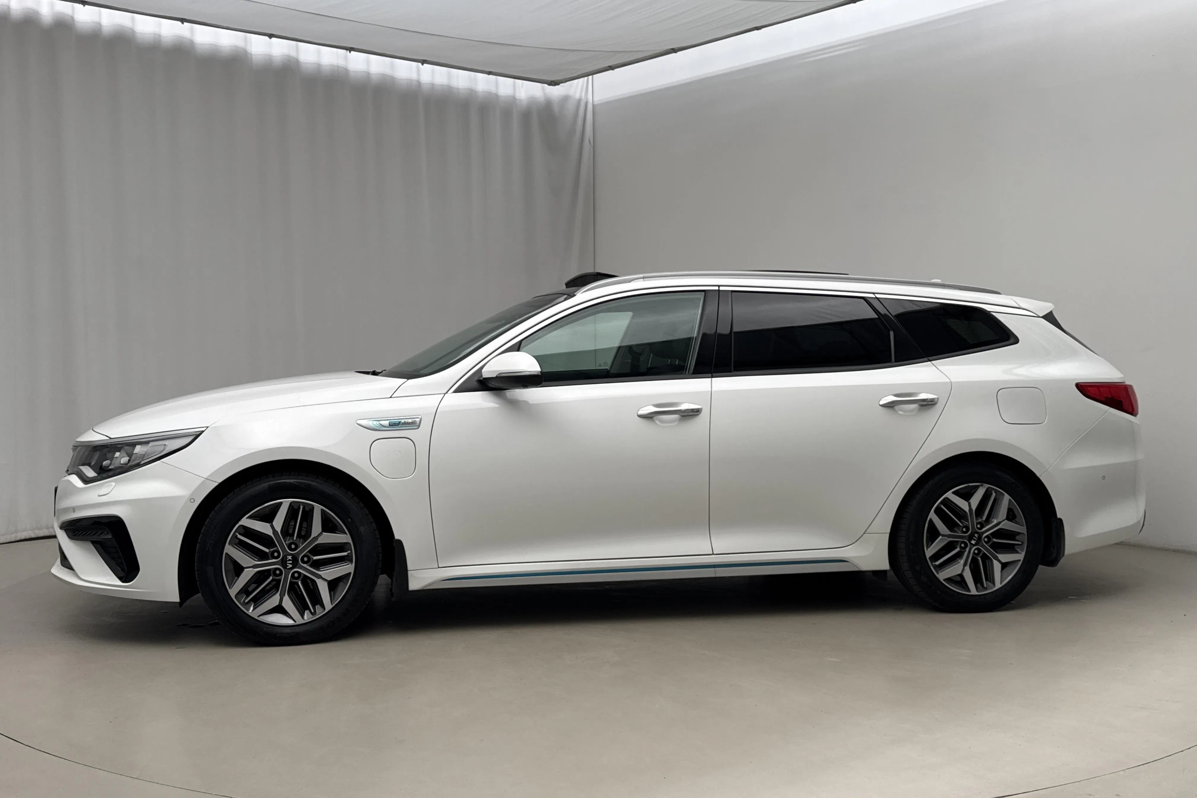 Presentationsfoto 2 av 24: KIA Optima 2.0 GDi Plug-in Hybrid SW (205hk) - 10 739 mil - Automat - vit - 2020