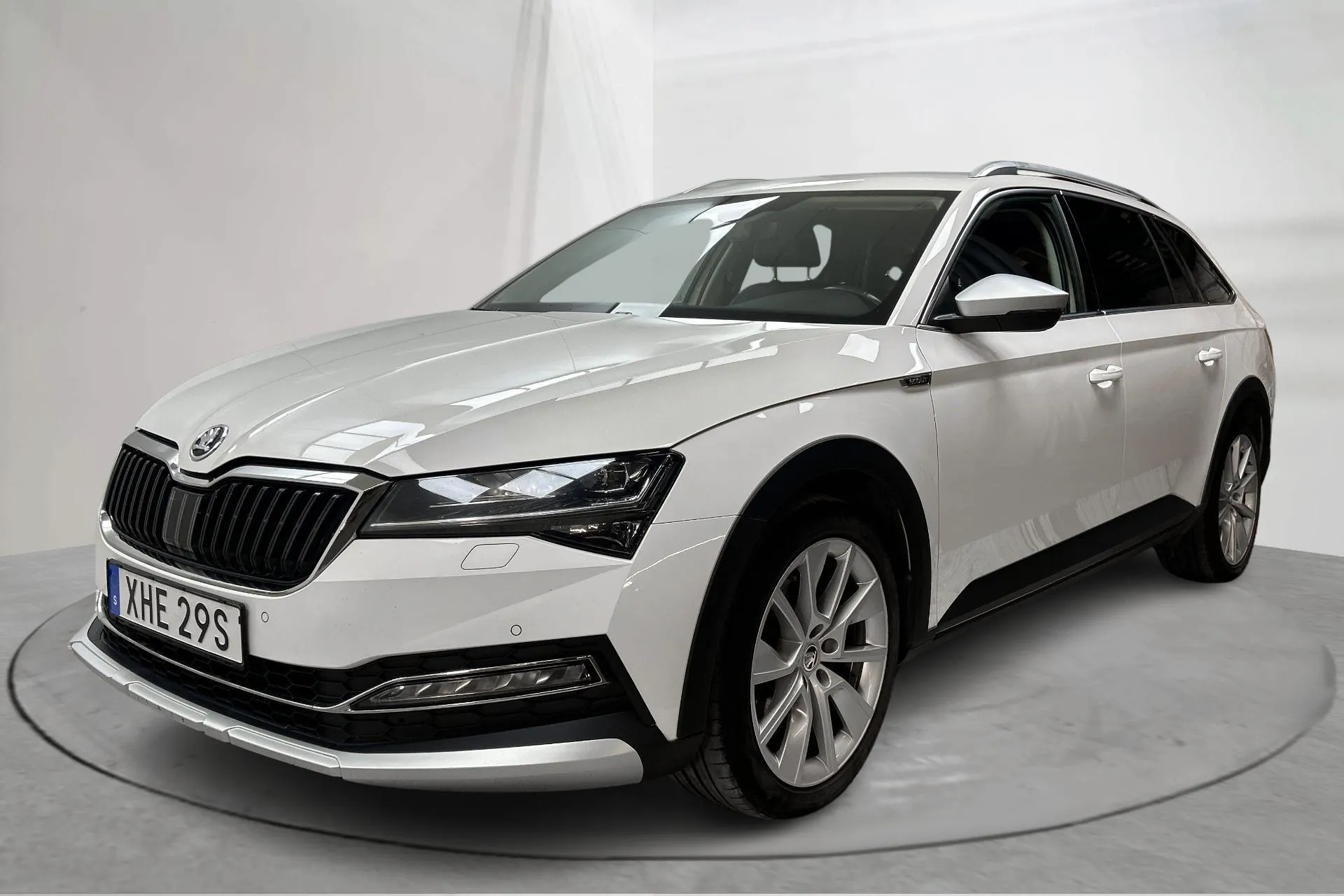 Presentationsfoto 1 av 17: Skoda Superb Scout 2.0 TDI Kombi 4x4 (200hk) - 18 974 mil - Automat - vit - 2021