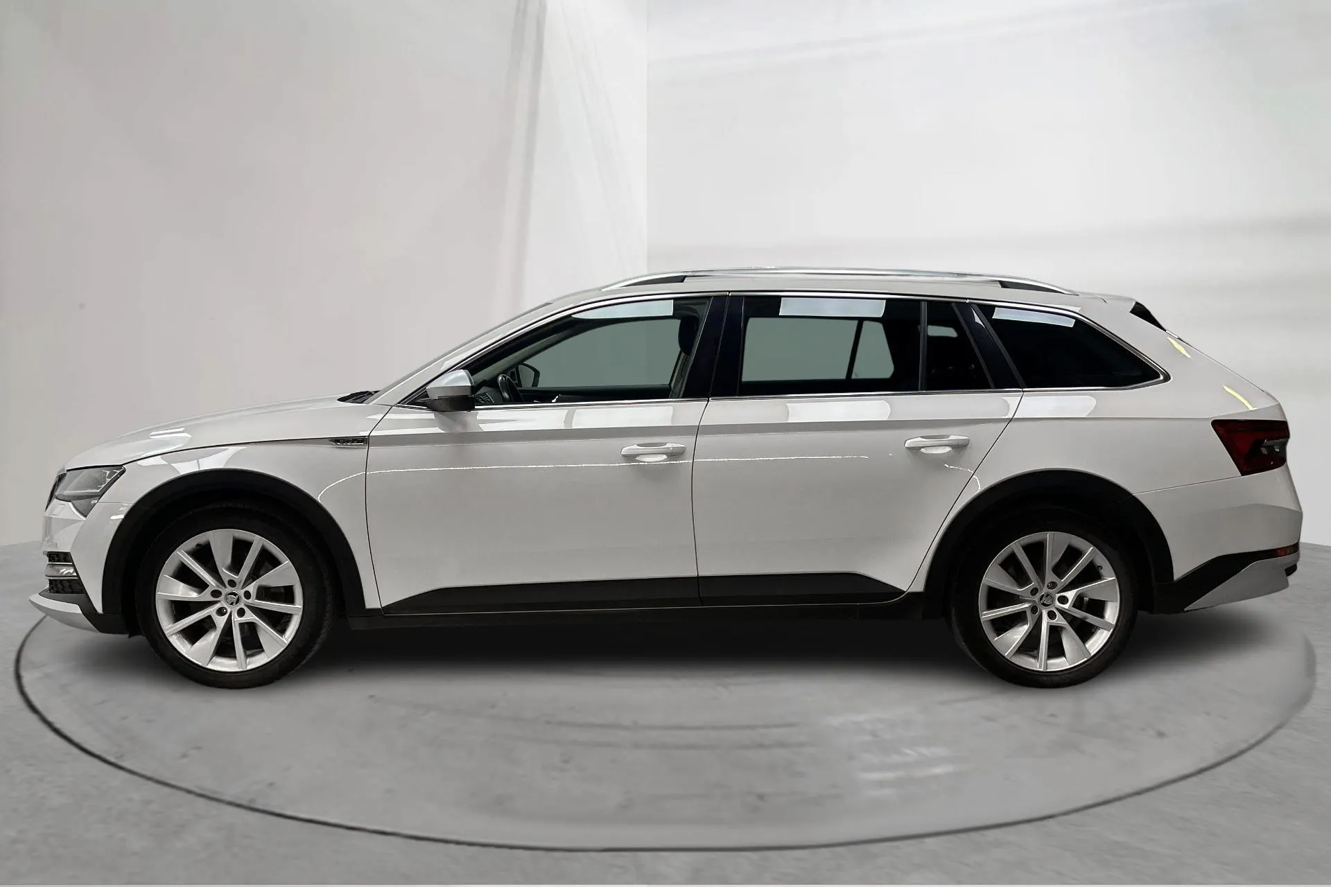 Presentationsfoto 2 av 17: Skoda Superb Scout 2.0 TDI Kombi 4x4 (200hk) - 18 974 mil - Automat - vit - 2021