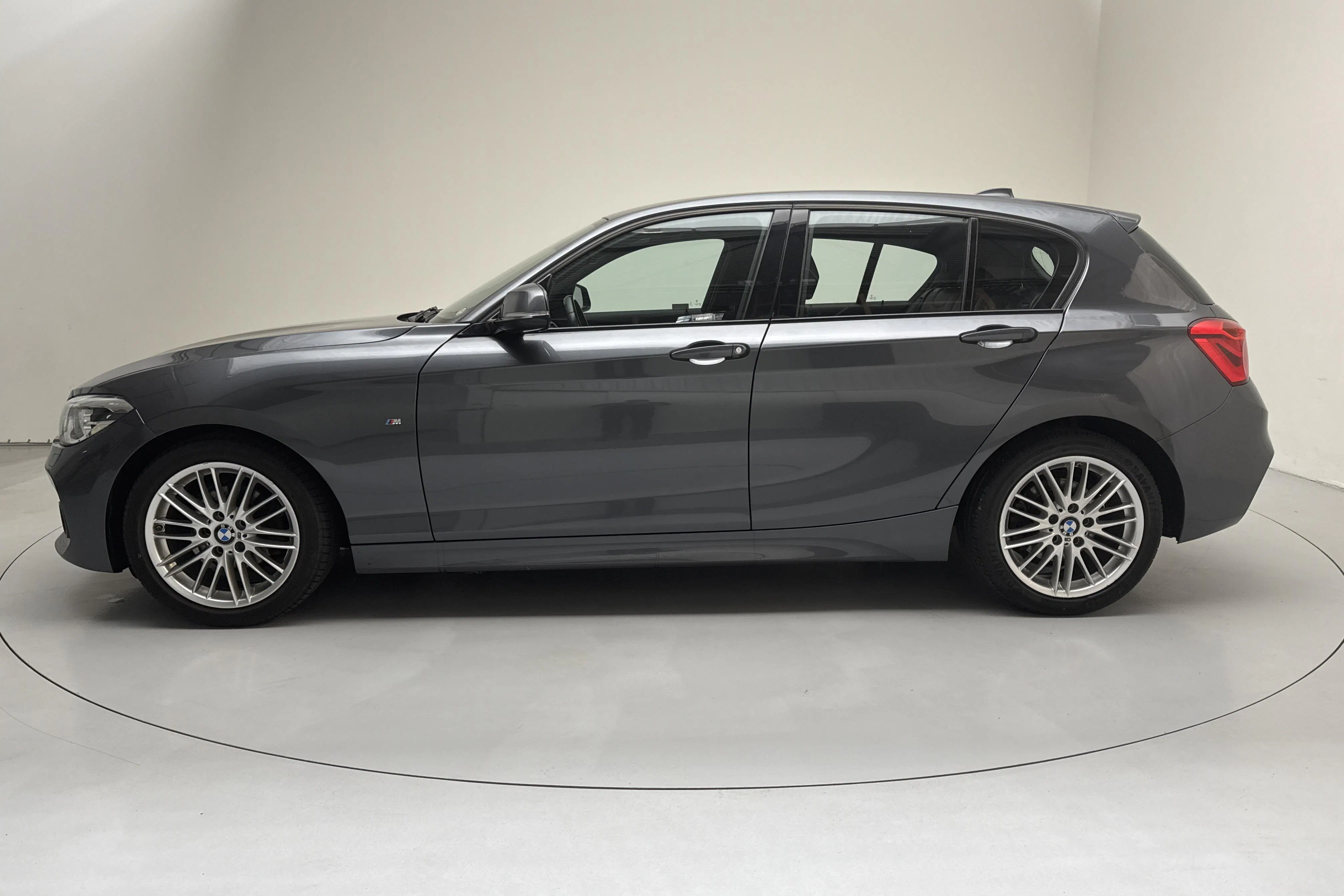 Presentationsfoto 2 av 12: BMW 118i 5dr, F20 (136hk) - 15 266 mil - Manuell - grå - 2019